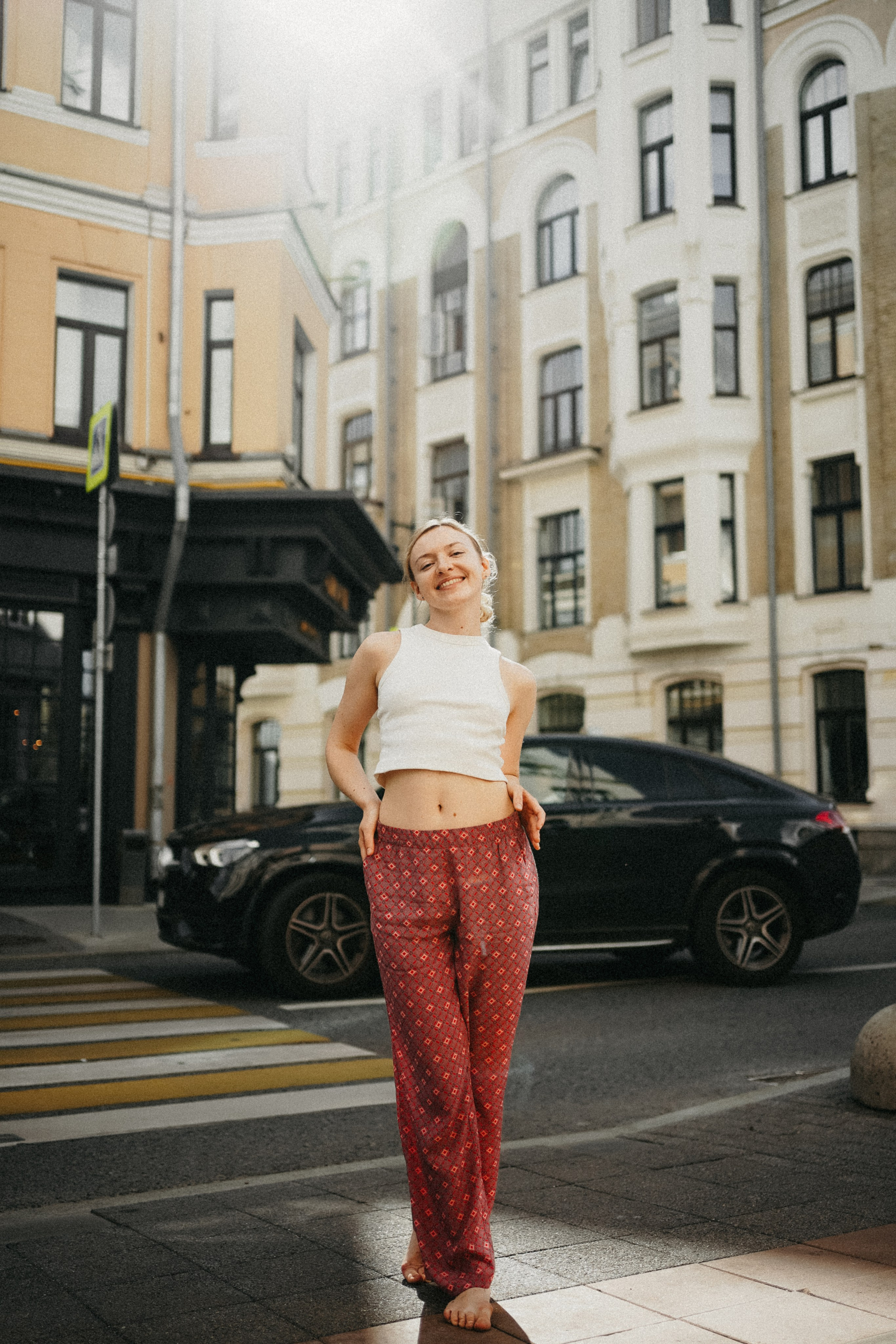 Девушка по городу шагает босиком. Фотограф Наталья Колганова