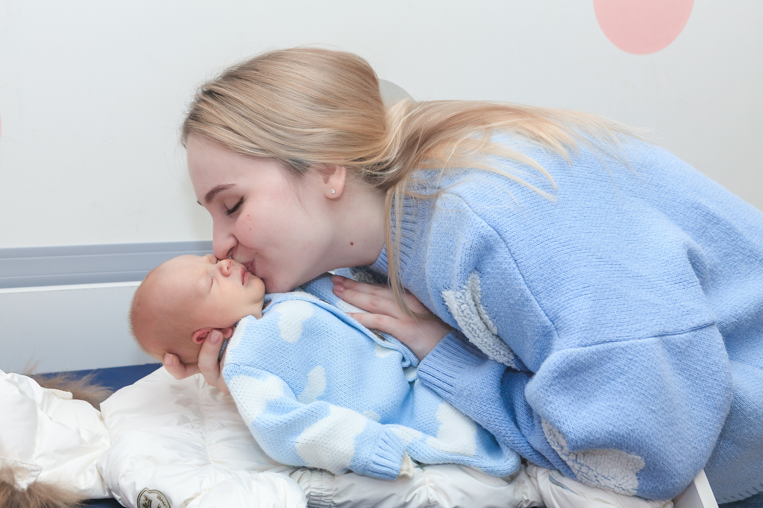 Съемка выписки из роддома 7 ГКБ Юдино Москва. Фотосъемка выписки из роддома в Москве, заказать фотографа на выписку ньюборн съемка в роддоме newborn фотограф в Юдино