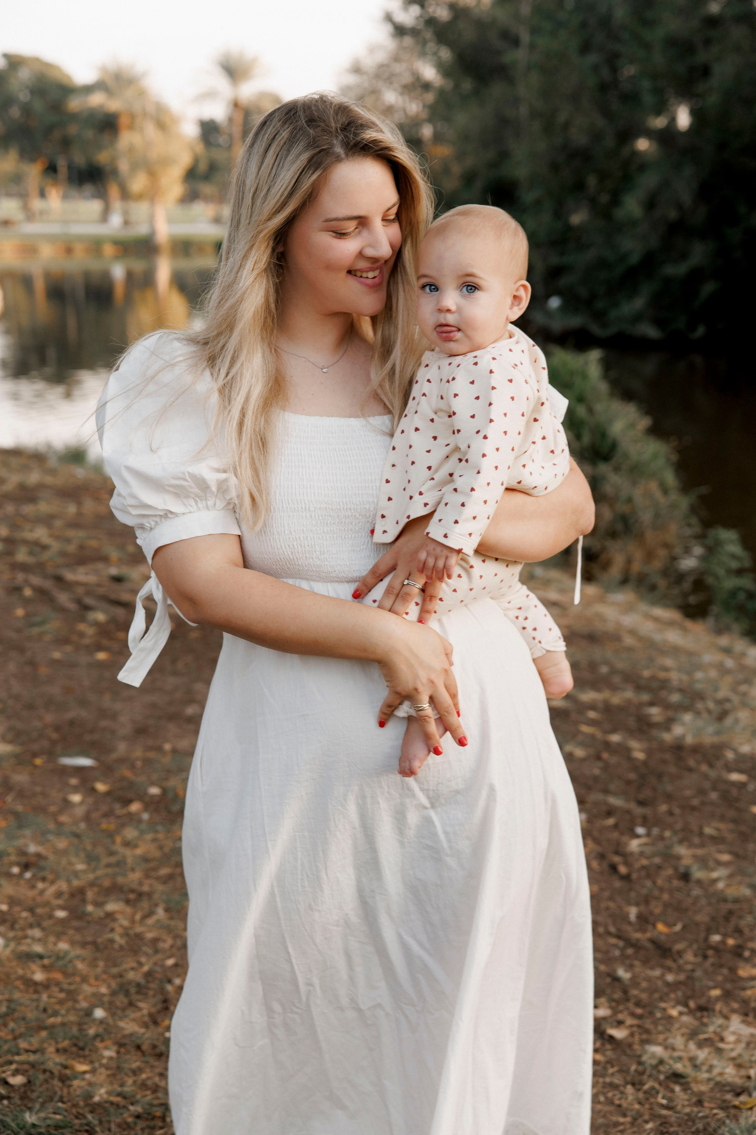 First year photoshoot inside the park (sunset). Wedding and family photographer