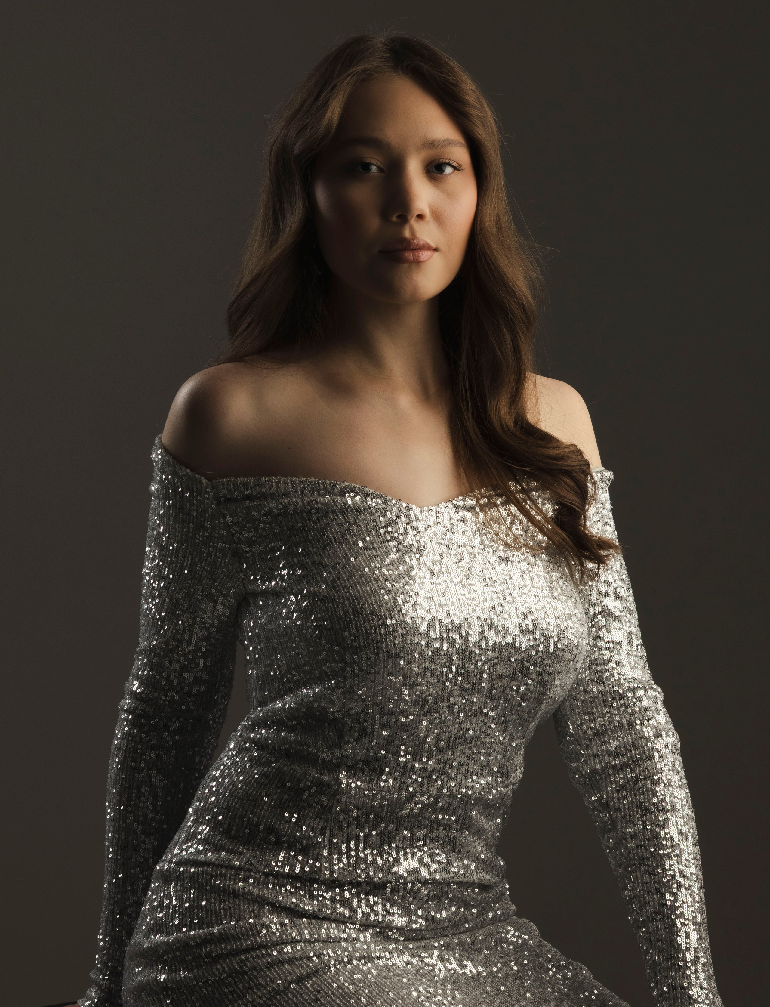 Студийный портрет девушки с модельным светом