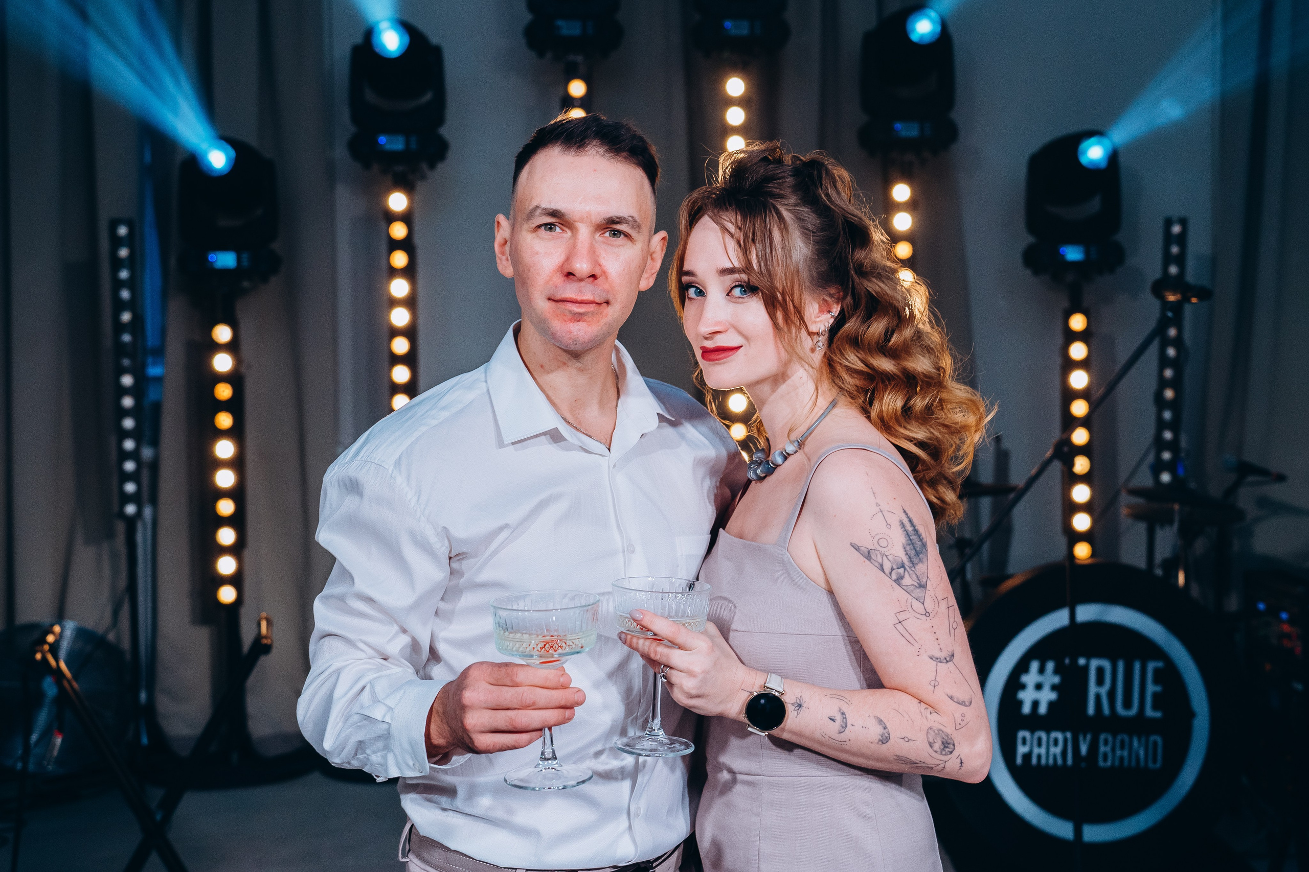 Веселые гости танцуют на свадебном банкете — репортажная съемка свадебных мероприятий в Москве с живыми эмоциями.