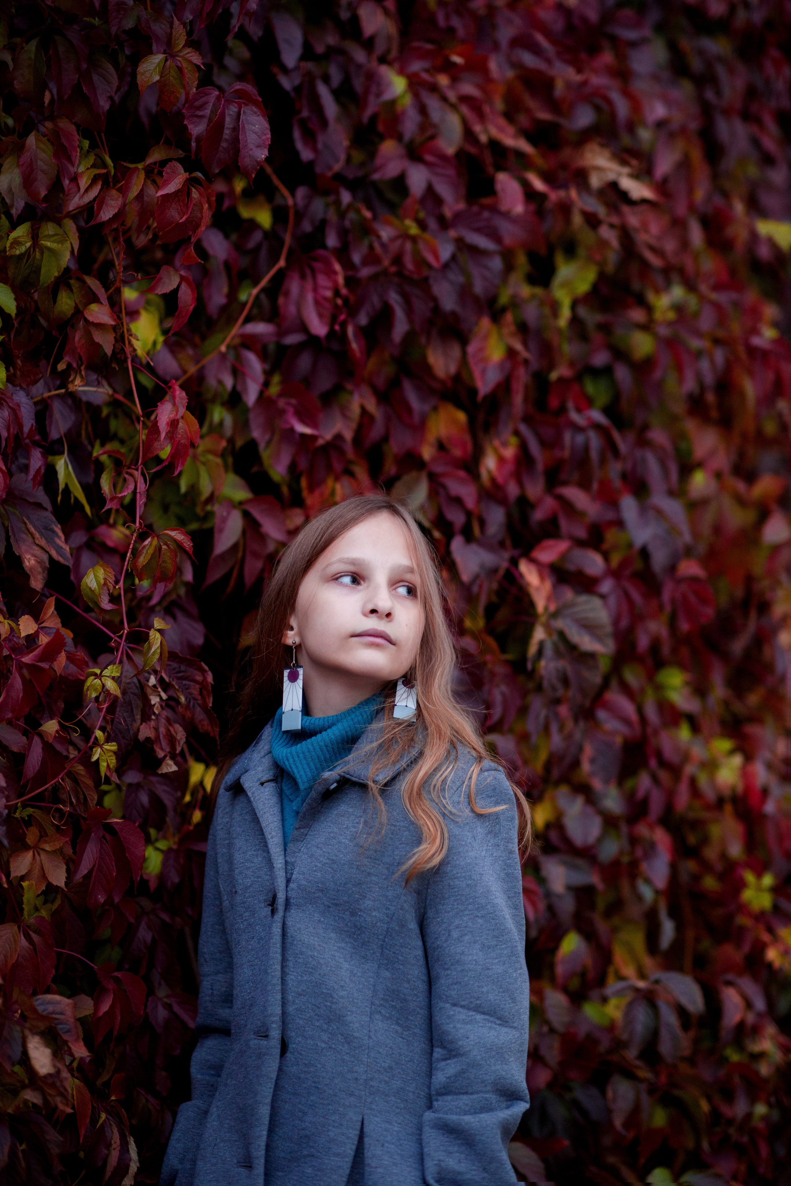 Фотосессия на фоне красного дикого винограда. Главная