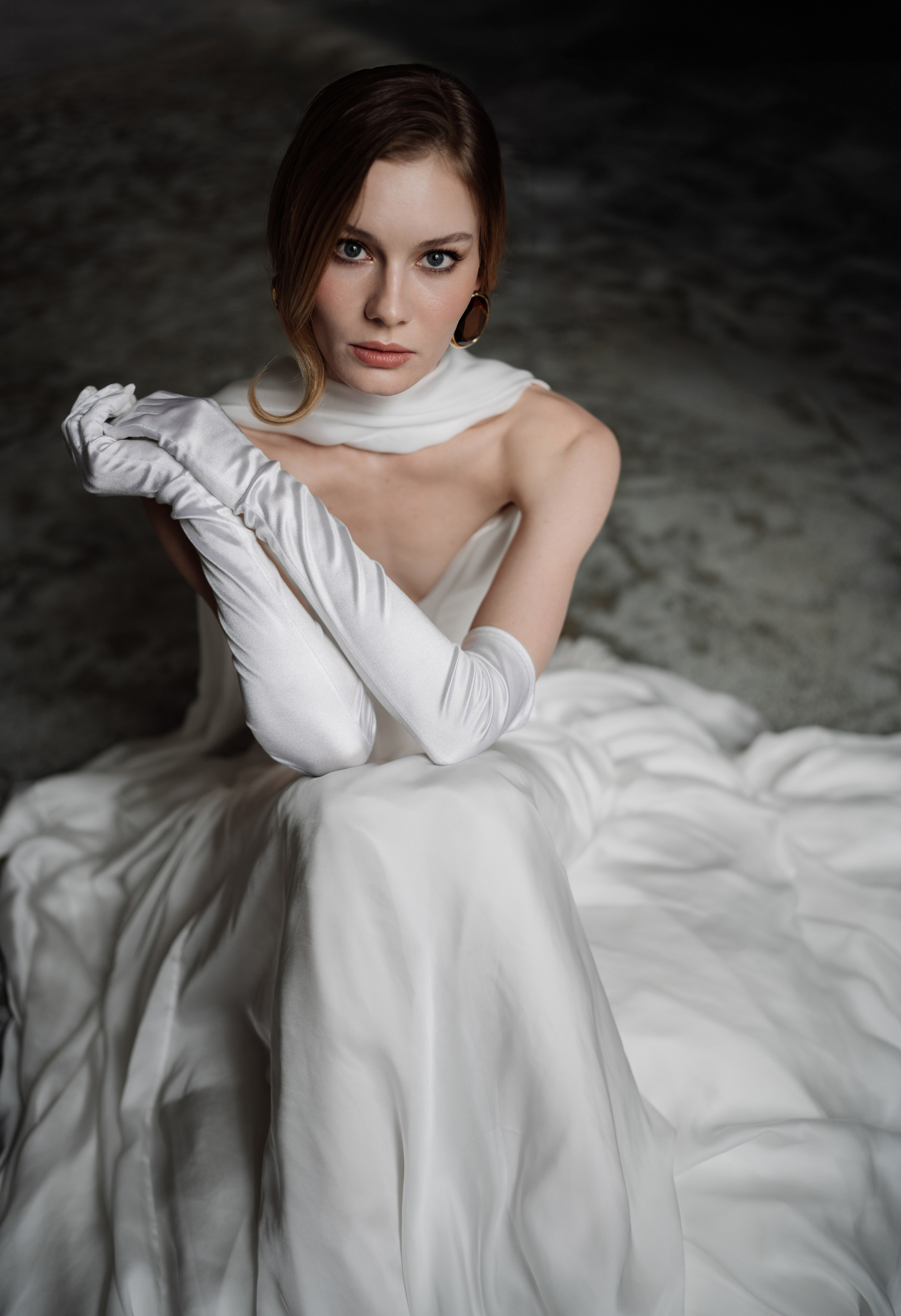 Свадебный фотограф Михайловка — светлая студийная съемка пары.