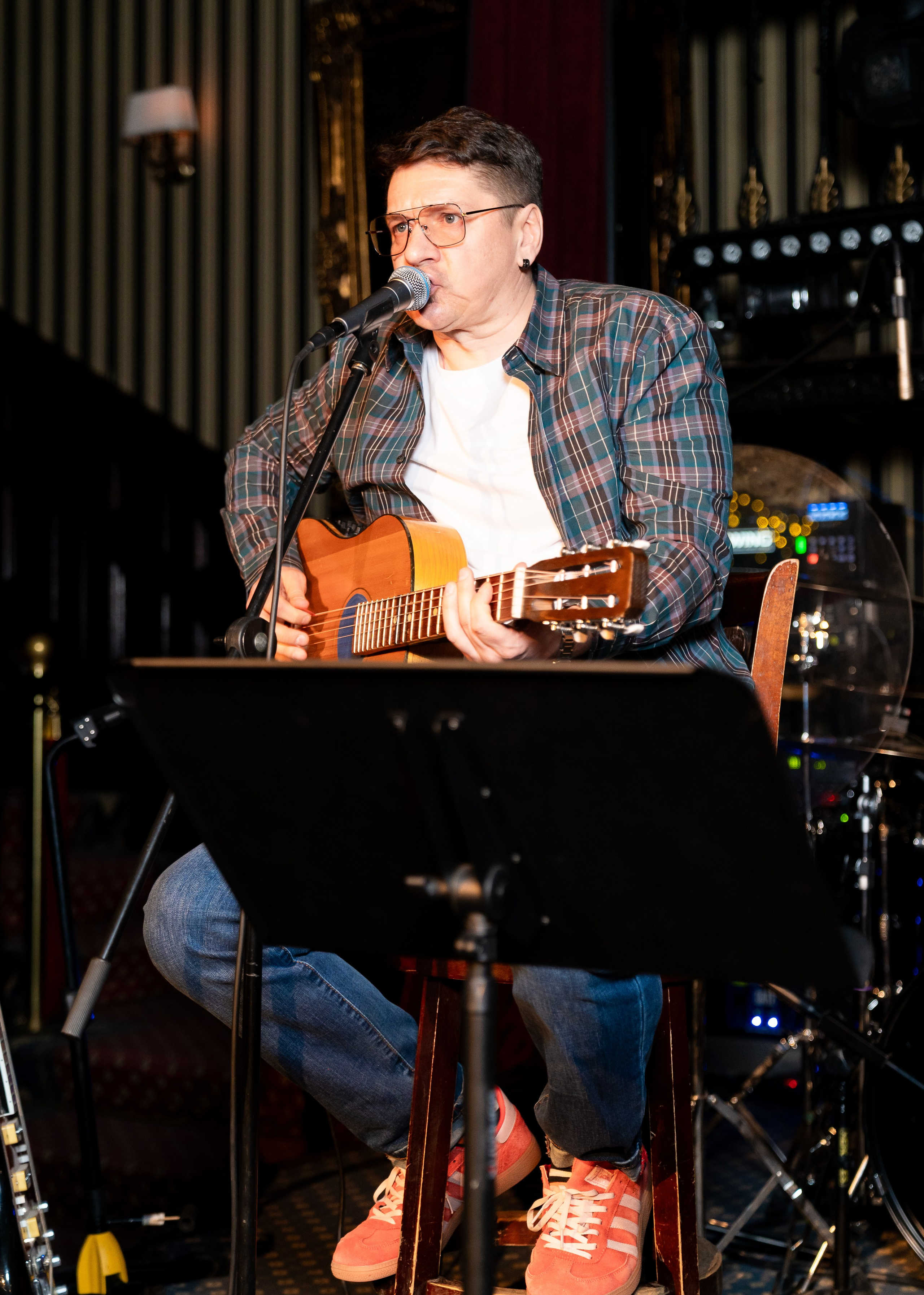 Вася Васин на сцене Douglas Bar. Концерт в Дуглас баре, фото Евгения Мальцева.