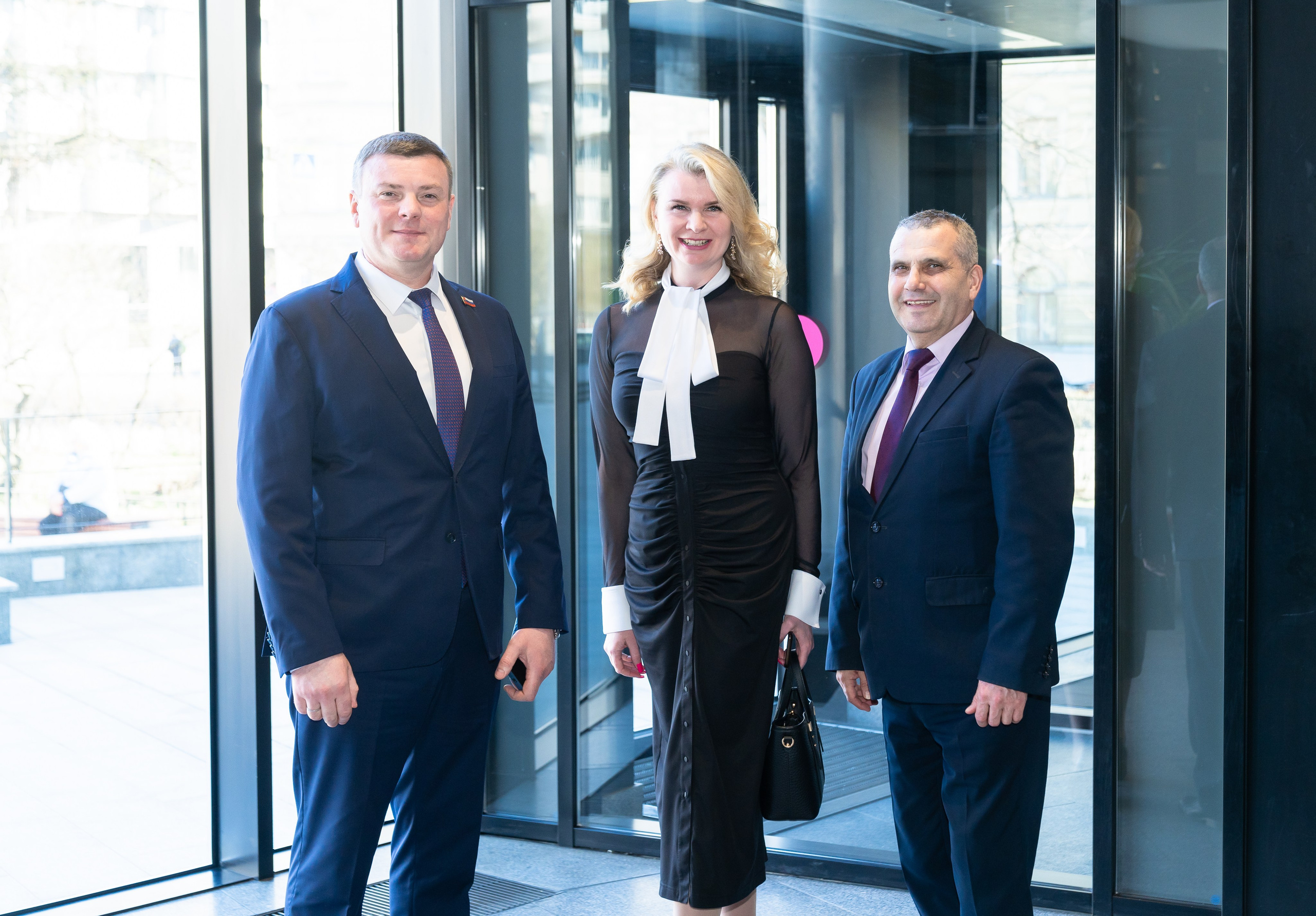 Официальные лица на мероприятии Дня местного самоуправления в Санкт-Петербурге. Группа в деловых костюмах у входа в Центр современного искусства. Фото Евгения Мальцева.