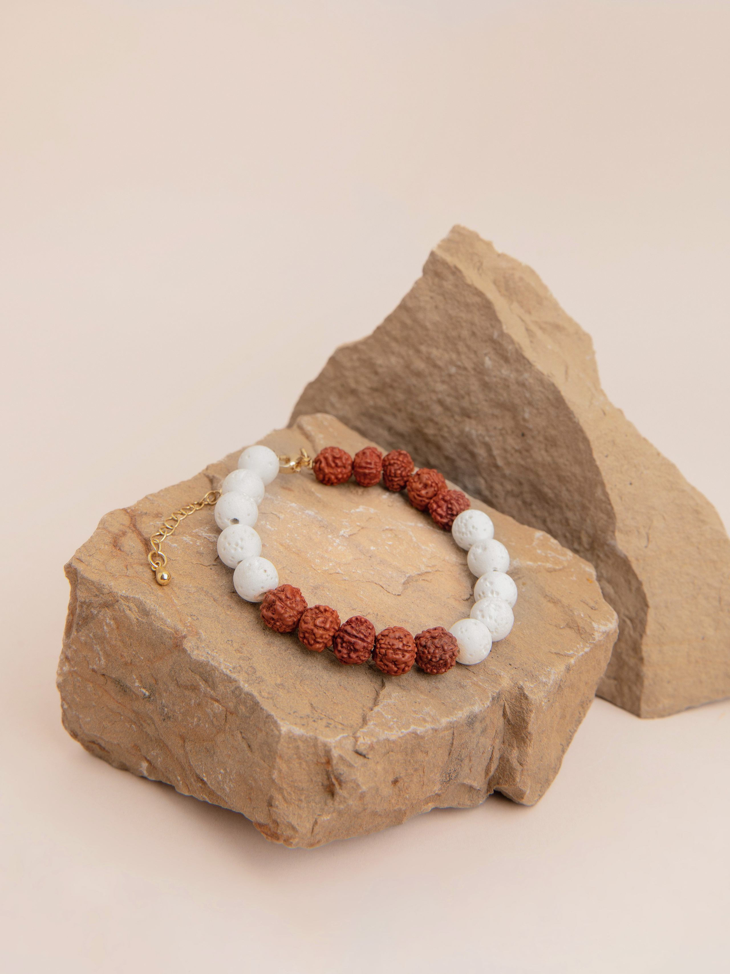 Браслеты ручной работы. Фотостудия предметной и модельной съёмки для маркетплейсов