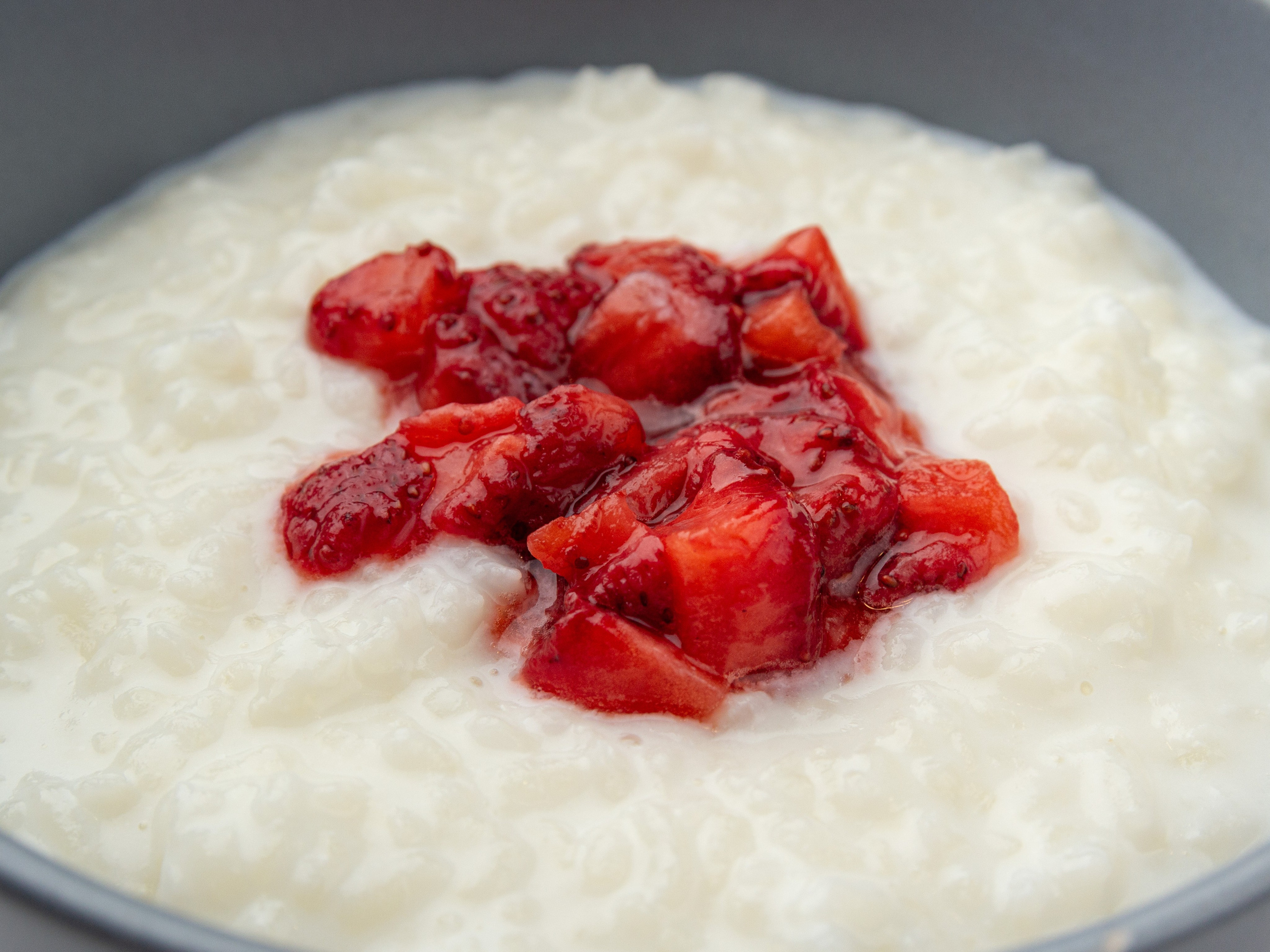 рисовая каша с ягодами завтрак кафе ариг arig улан-удэ бурятия фудфото фотография фотосъёмка клубника стряпунин александр фотограф