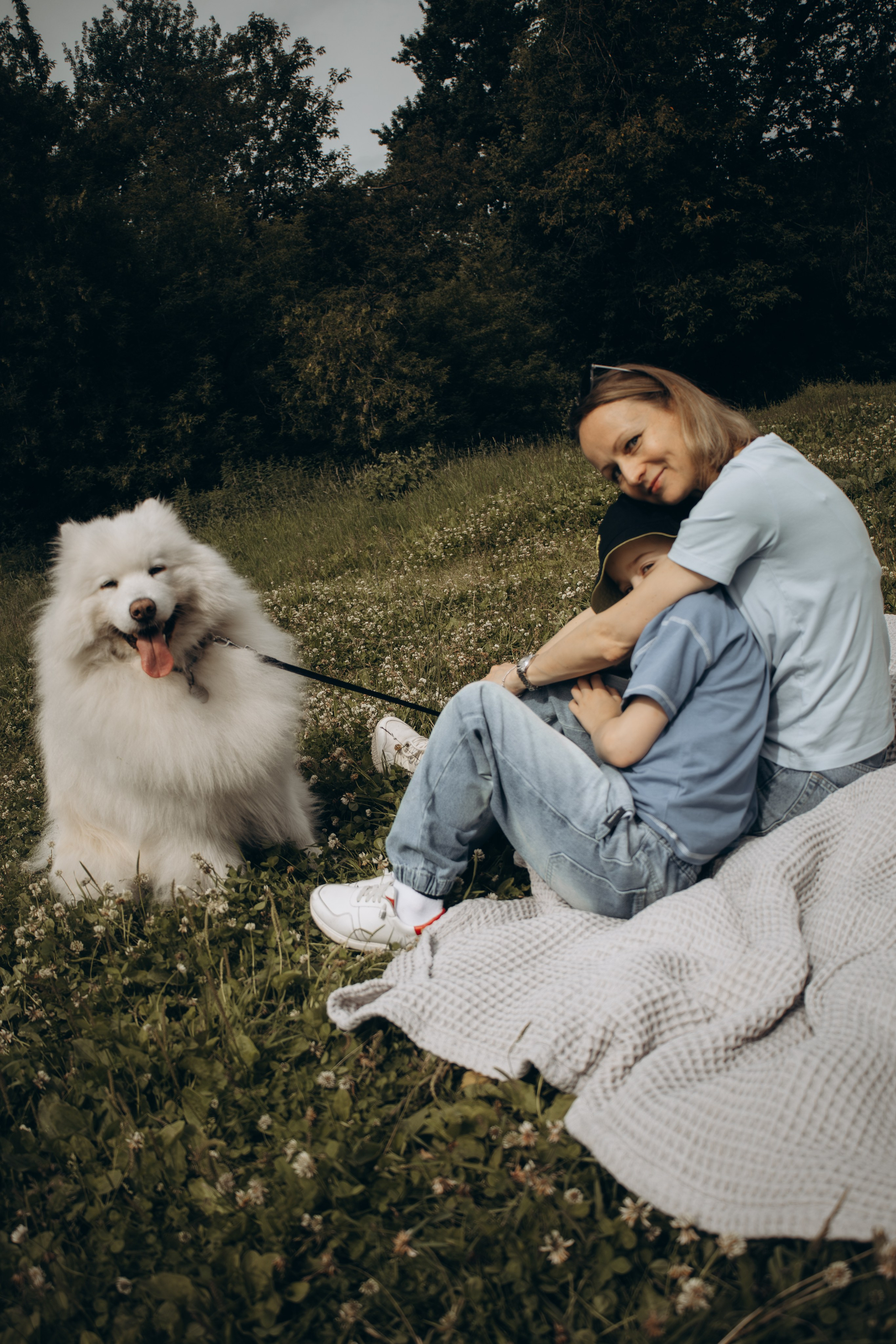 Фотосессия с ребенком и собакой в парке. Фотограф-анималист в Москве Екатерина Тихонова