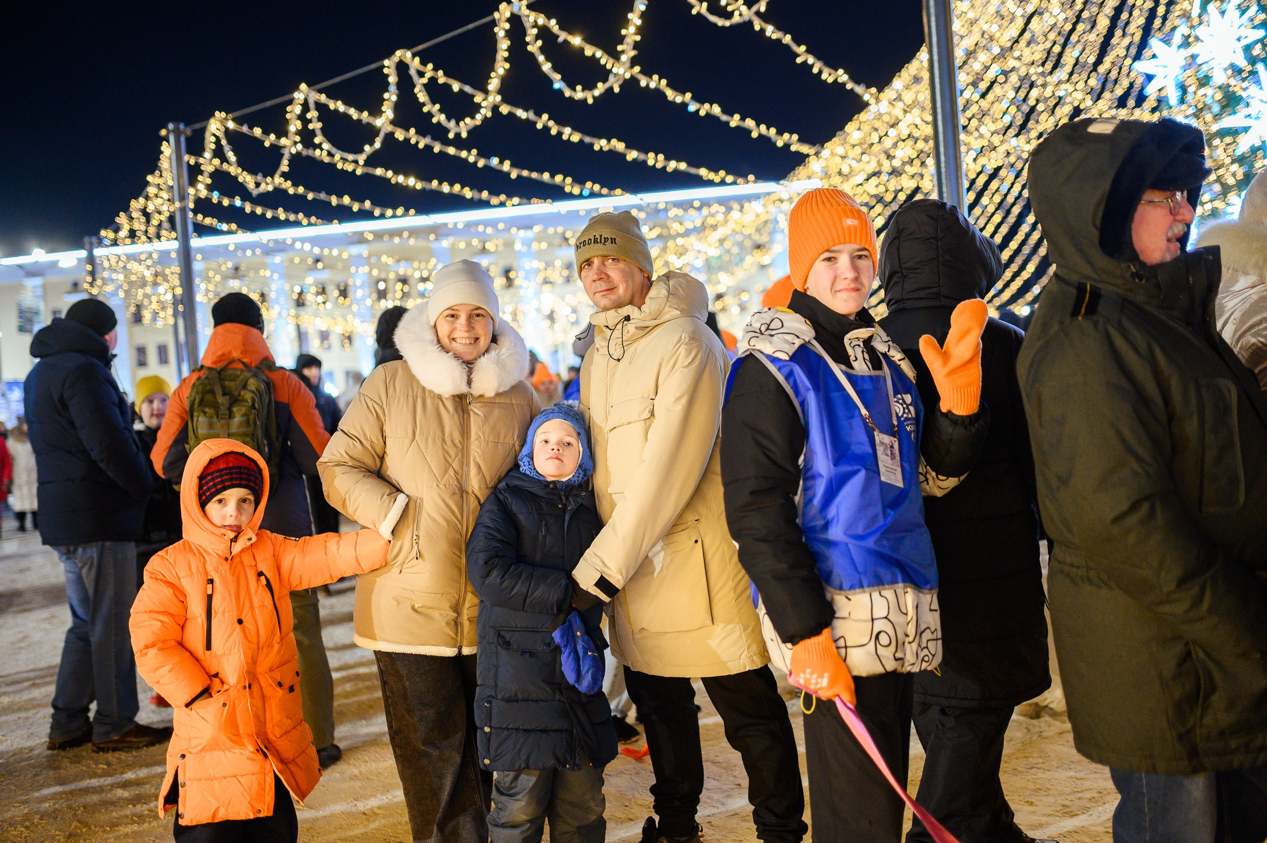 Новогодние волонтеры | Открытие Новогодней столицы Кирова 2025. Репортажный фотограф в Кирове Александр Лутошкин