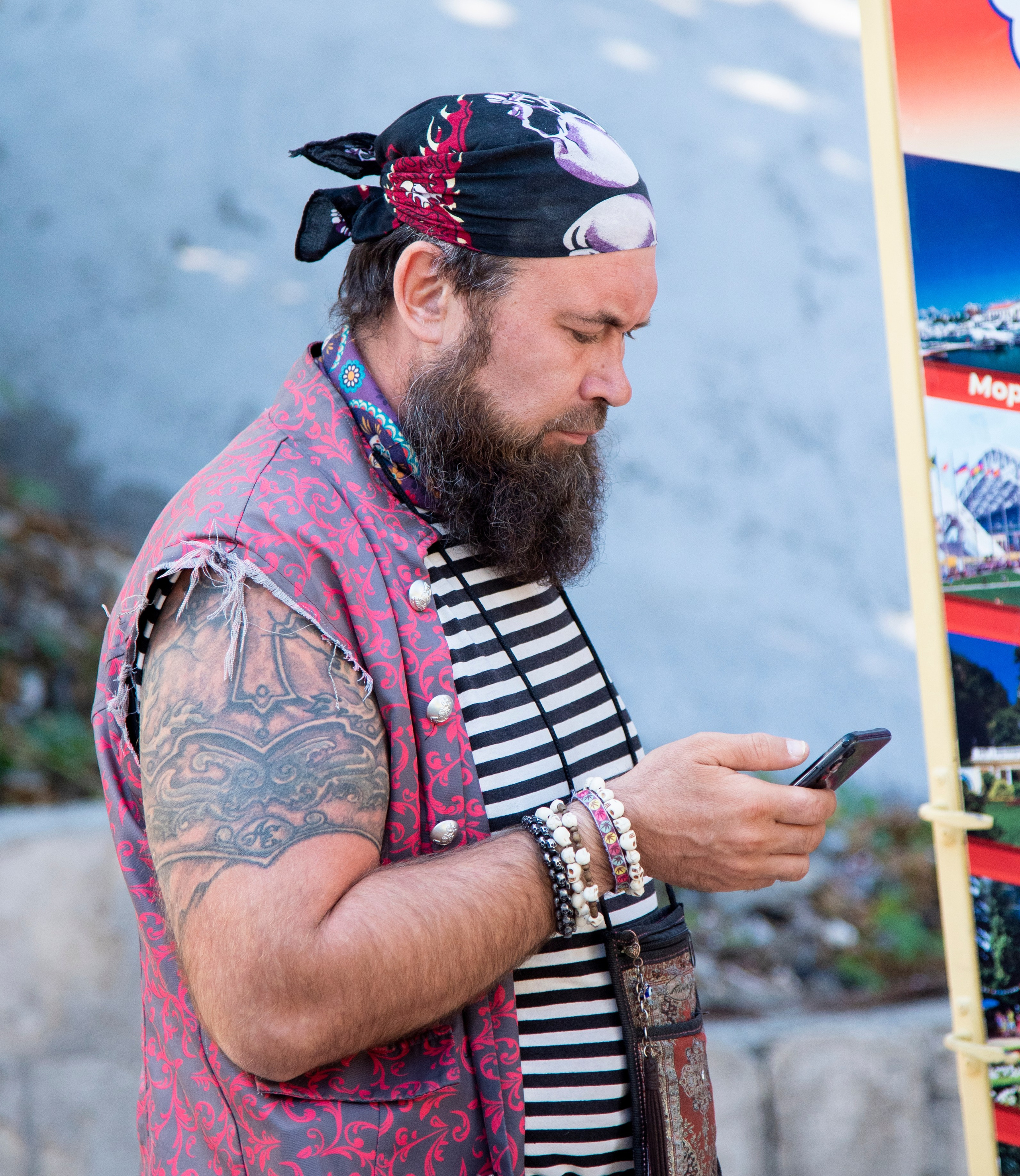 Пират, шляпа, борода, очки, татуировка, тельняшка, посёлок Лазоревское