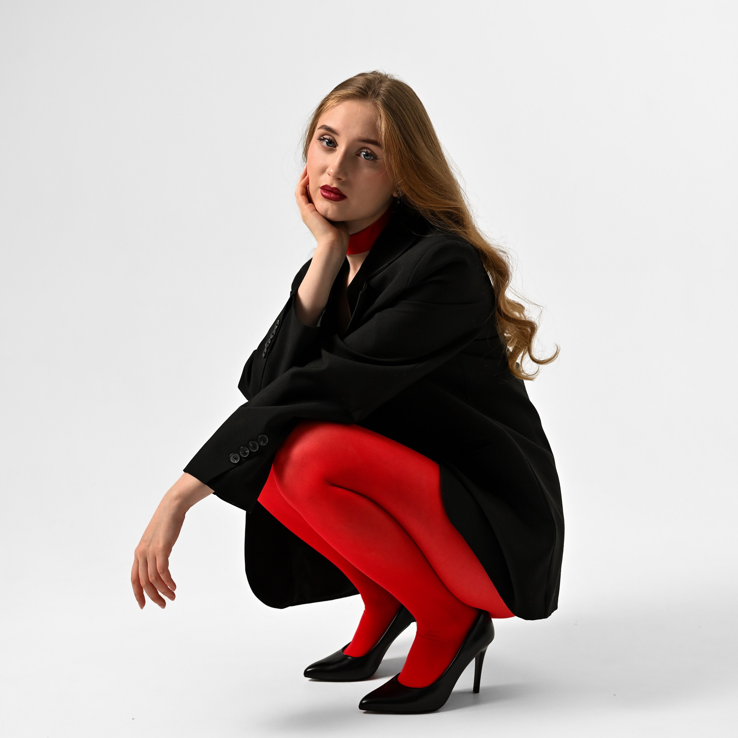 Минималистичная студийная фотосессия в красном образе