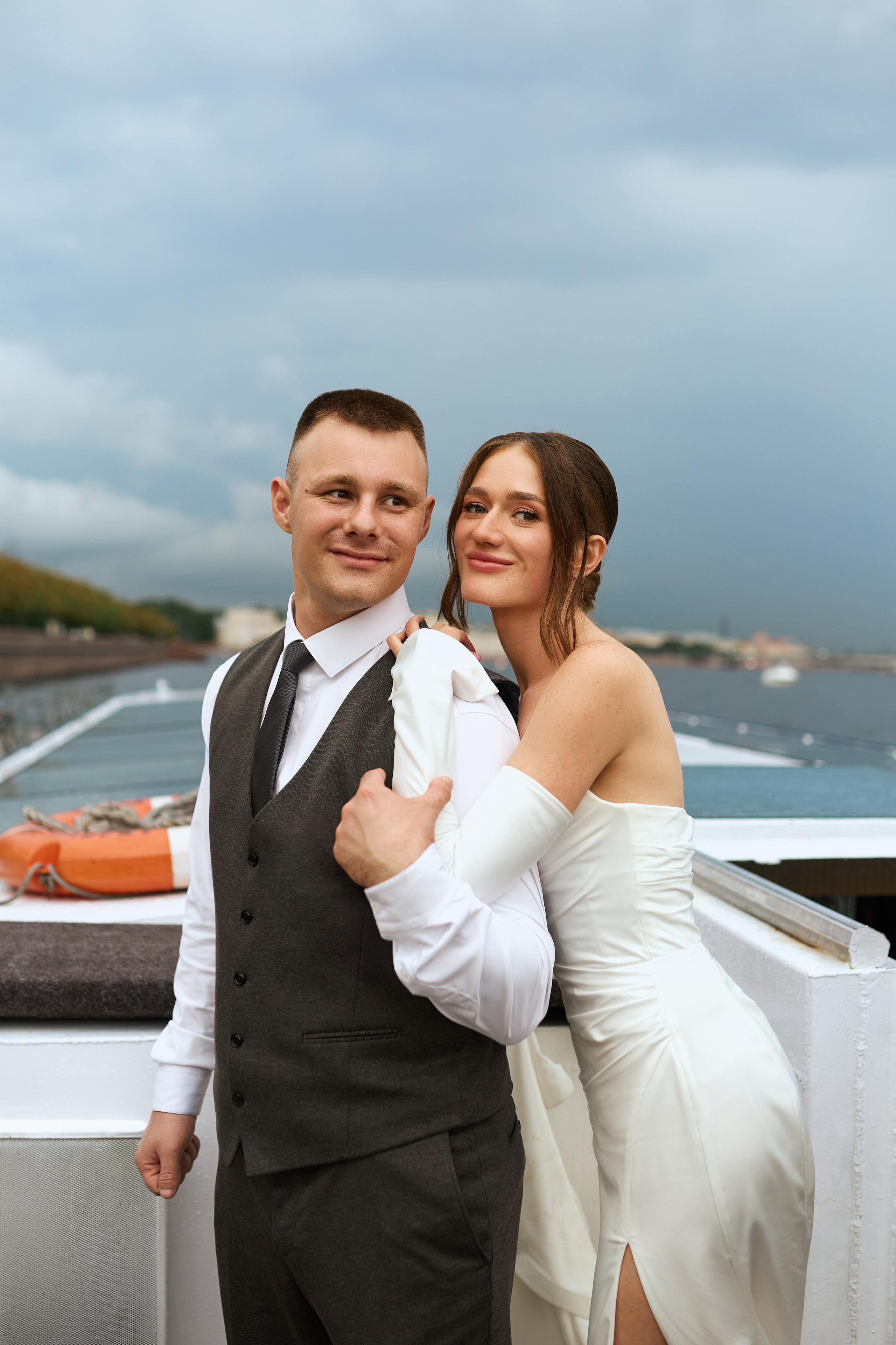 Свадьба в Питере на катере. Сестры Карабаза. Фотографы и ретушеры в Москве и Санкт-Петербурге