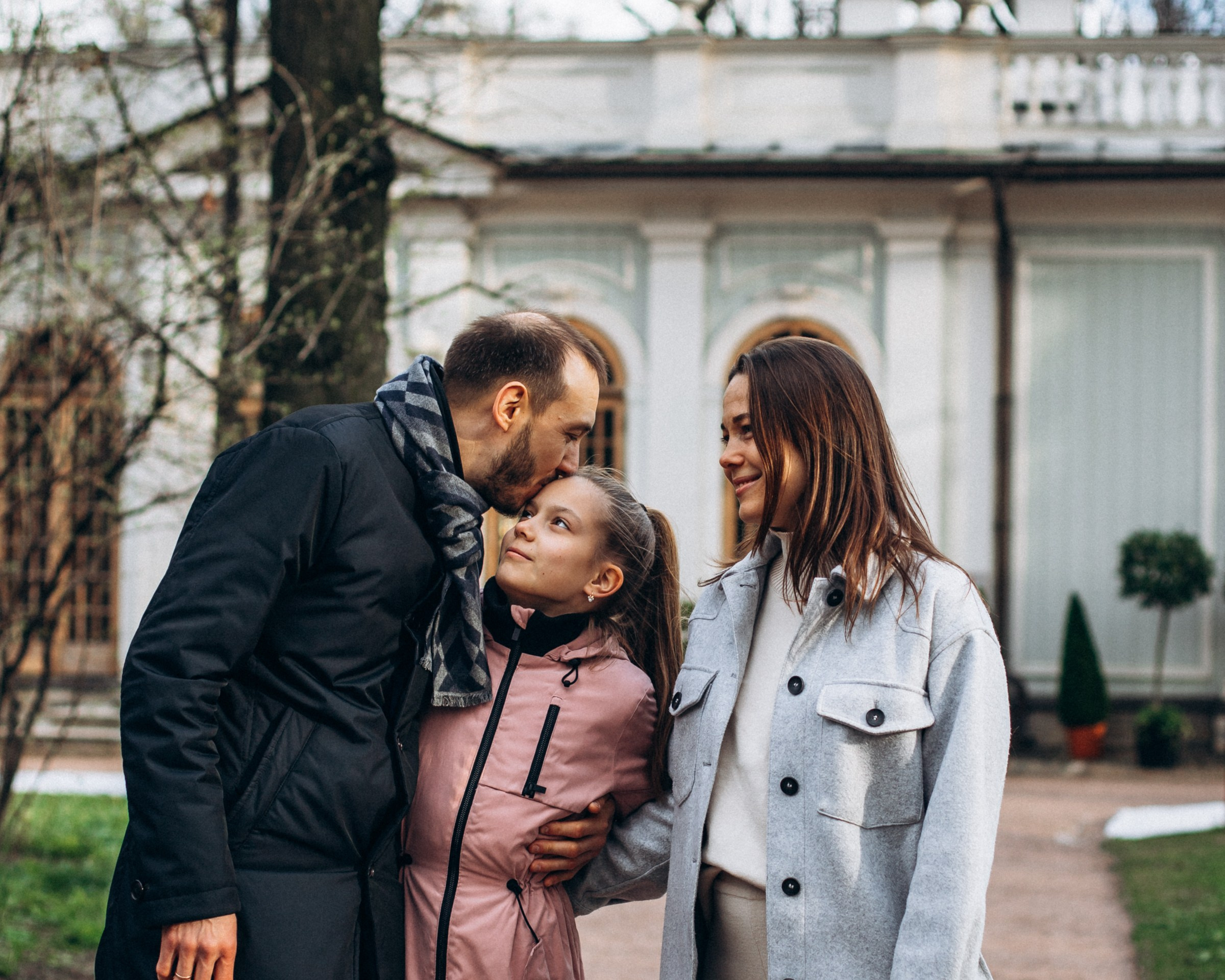 Аделина с семьей в мае. Фотопрогулка в Петербурге. Индивидуальный и семейный фотограф в Санкт-Петербурге
