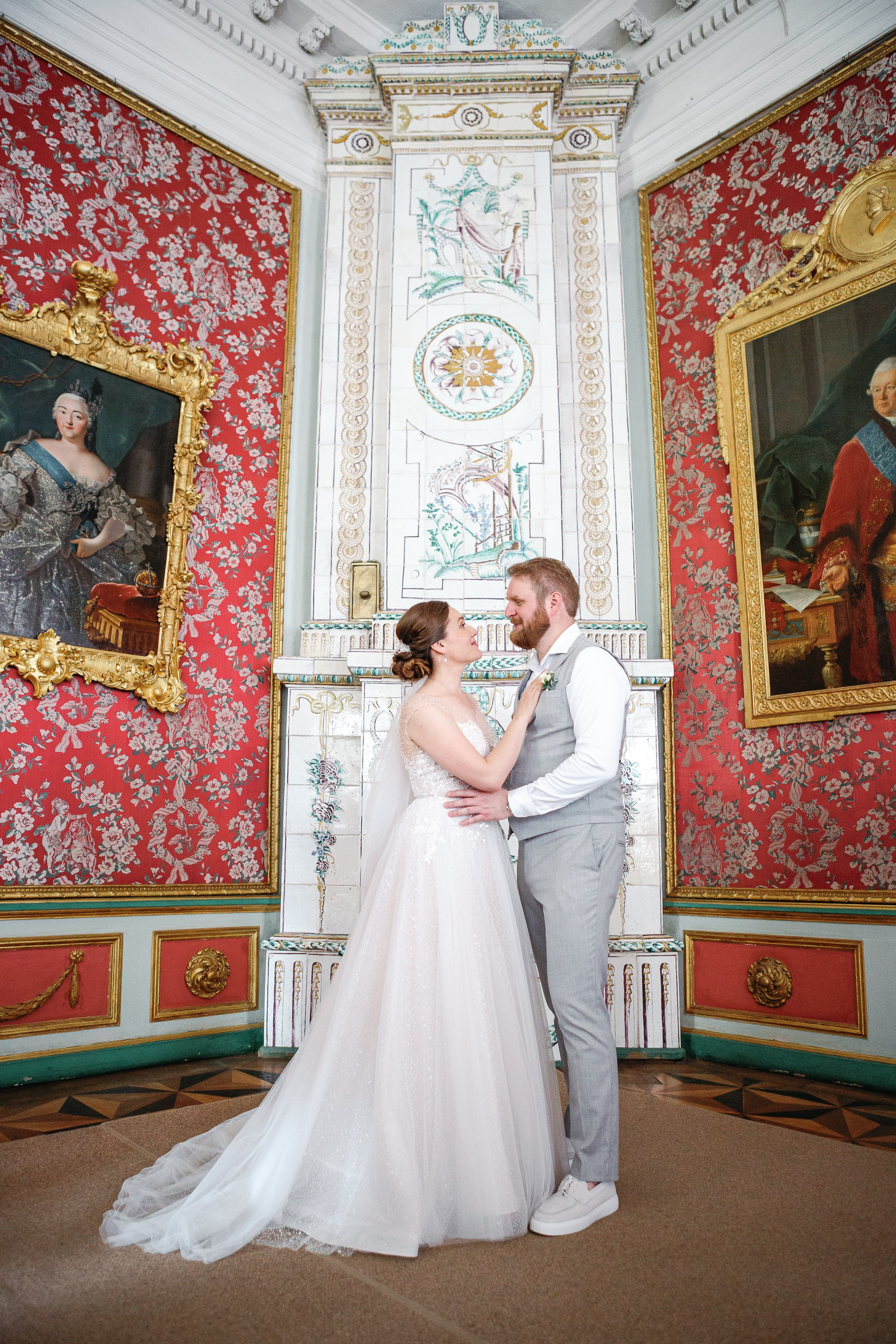 Музей-заповедник Кусково. Жених и невеста стоят во дворце на фоне камина.