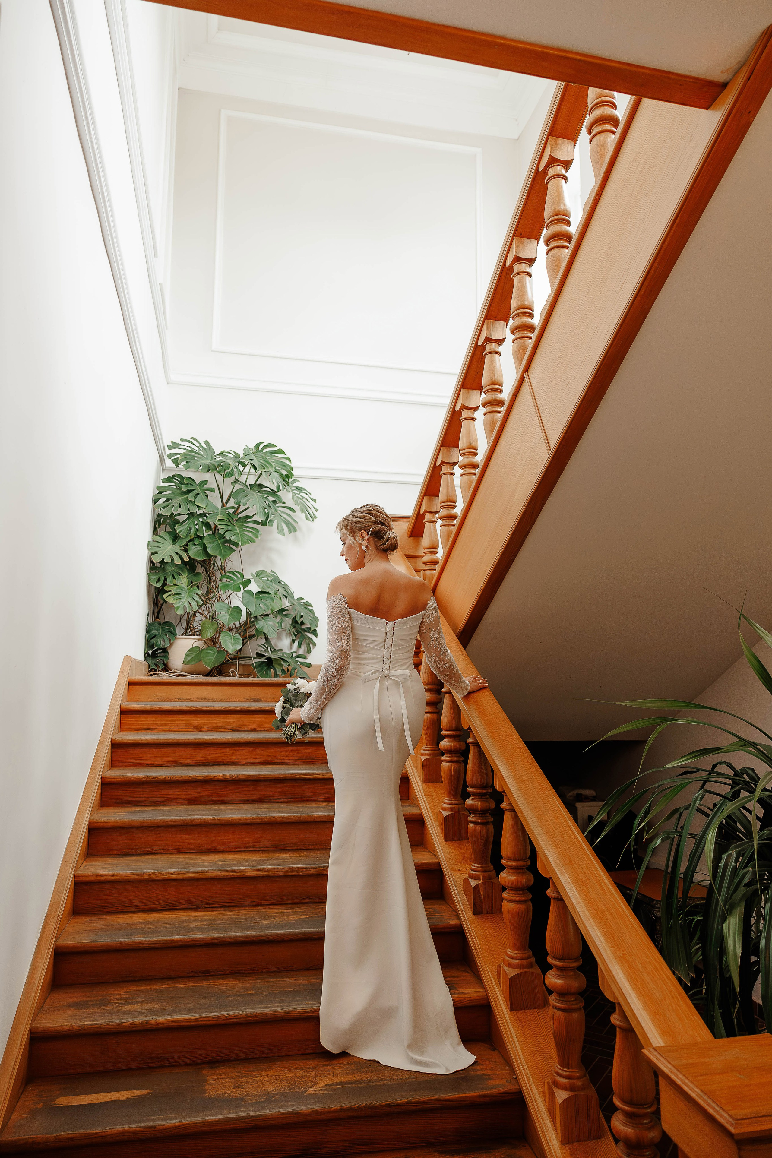 Невеста стоит на лестнице Музея Дмитрия Веневитинова в Воронеже