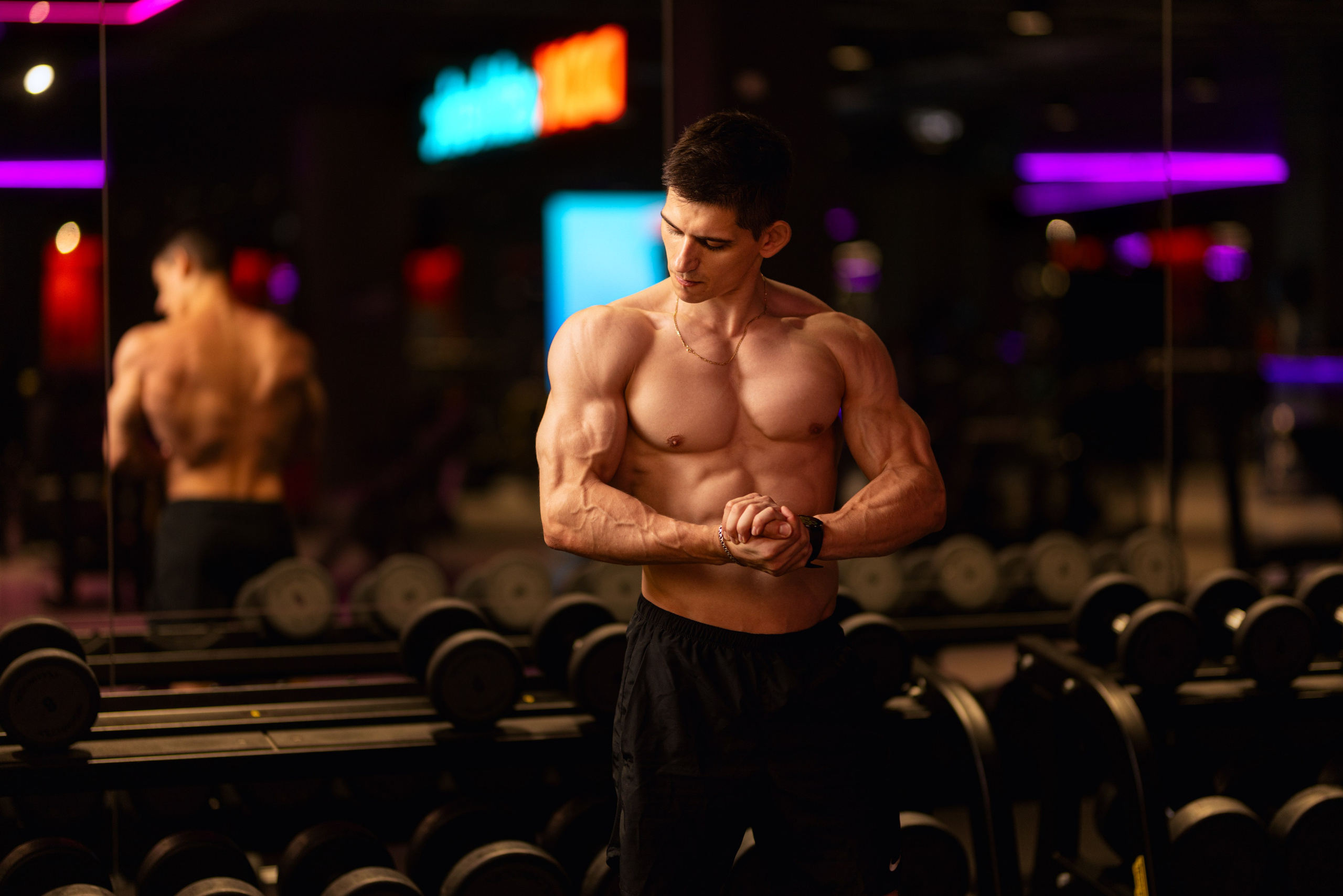 Фотосет в Владом в тренажерном зале для контента. Дмитрий Шульгин, портретный фотограф в Воронеже