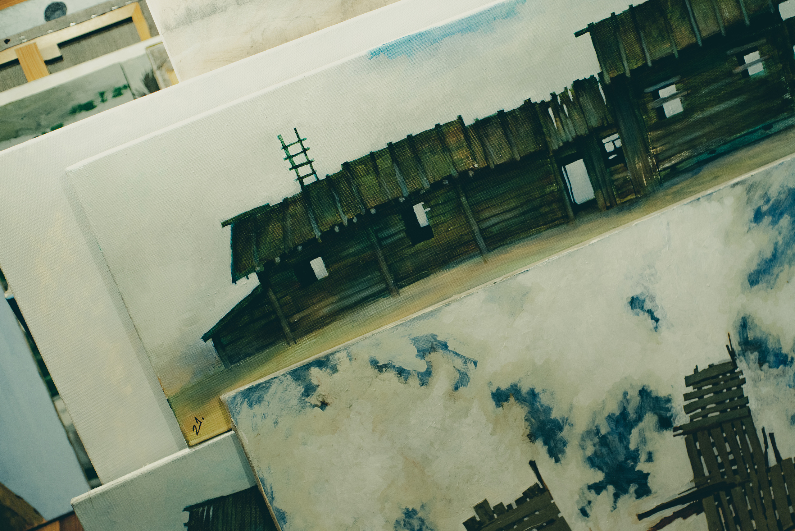 Съемка художника в студии. Подготовка к выставке