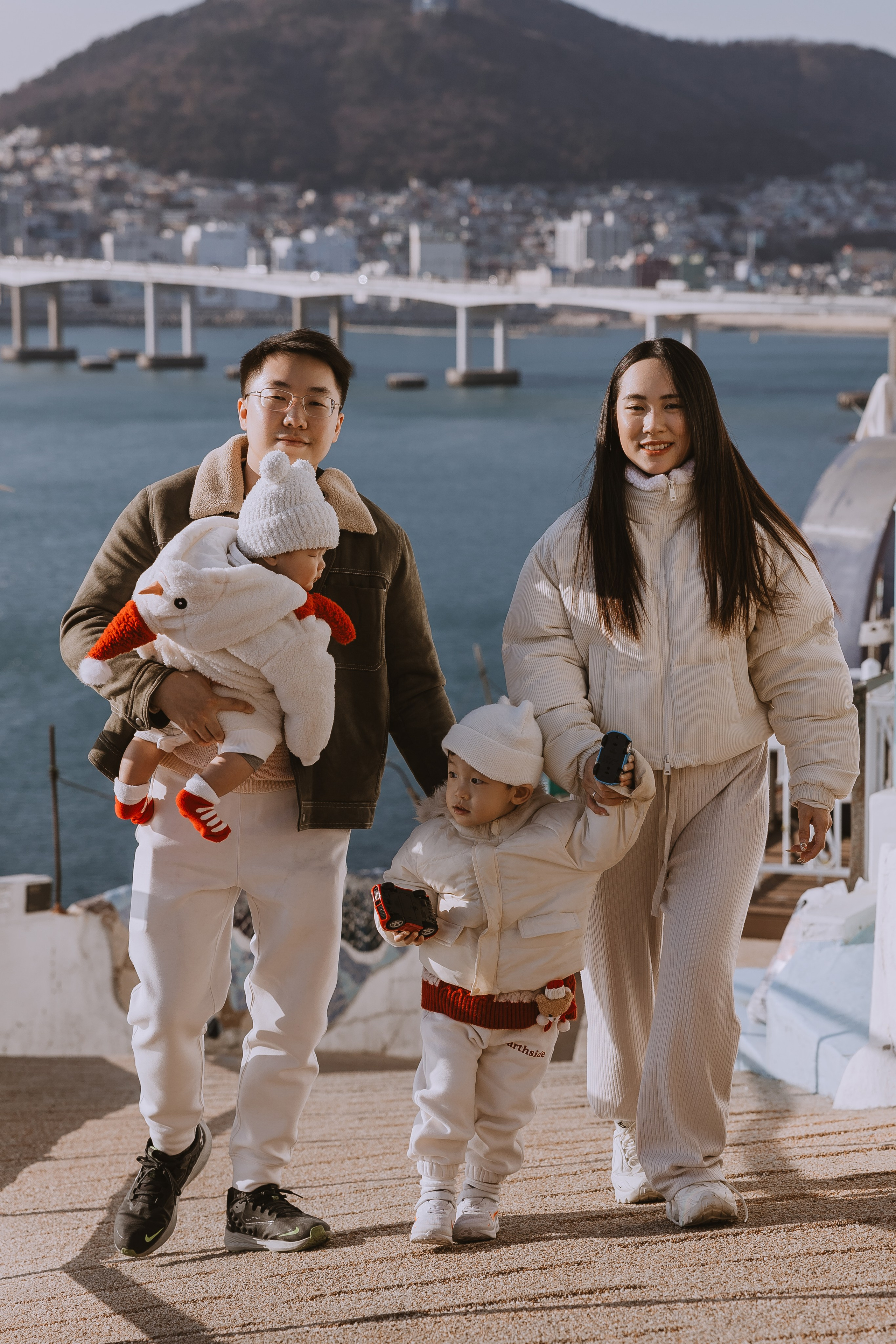 Семейная прогулка в Пусане. Зимняя фотопрогулка по Пусану. Фотопрогулка в Пусане. Семейная прогулочная фотоссесия. Фотосессии в Пусане. Фотоссесии в Корее. Фотограф Пусан. Какую одежду выбрать для фотосессии зимой. 