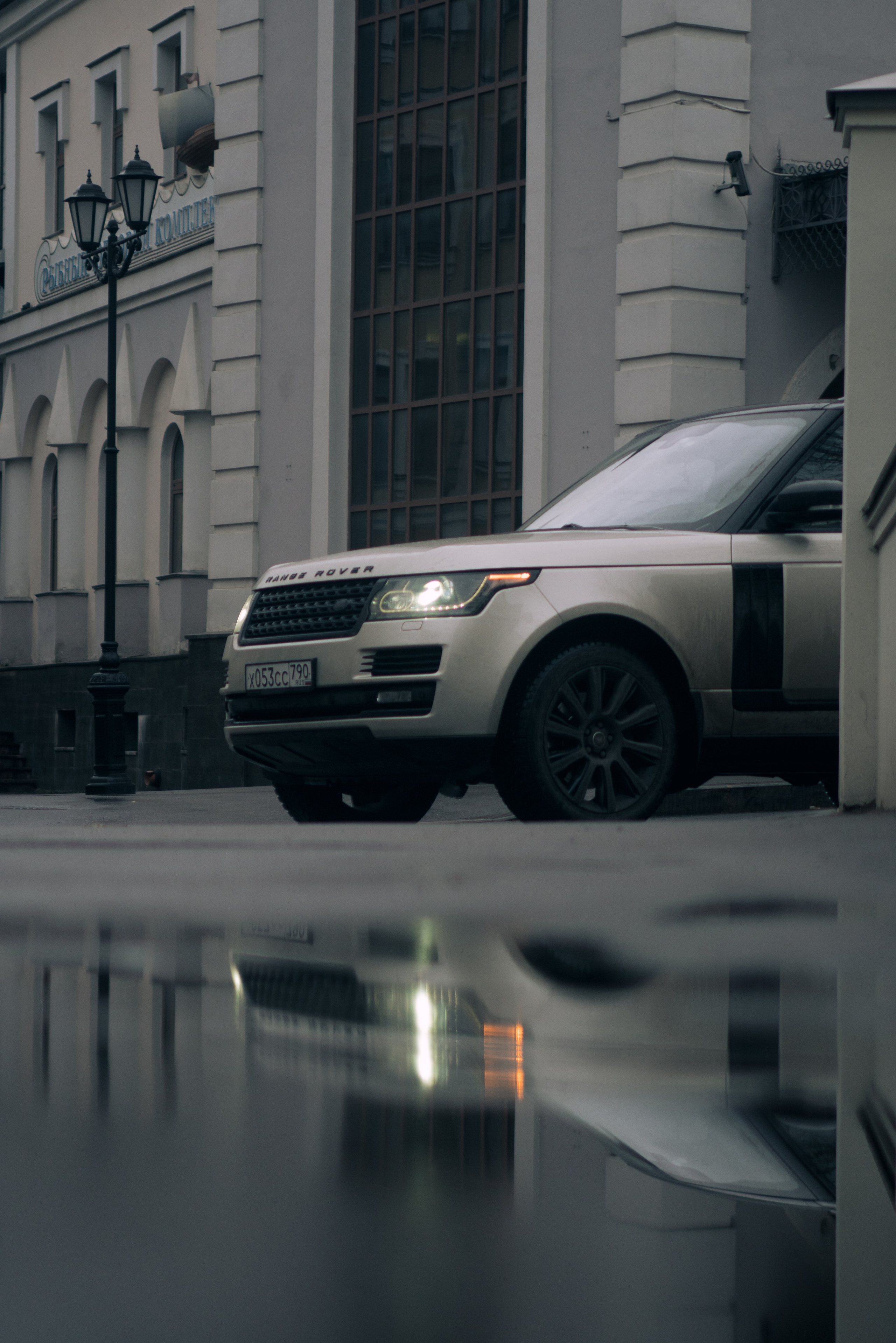 Range Rover в центре Москвы. Жуков Илья  свадебный фотограф в Москве