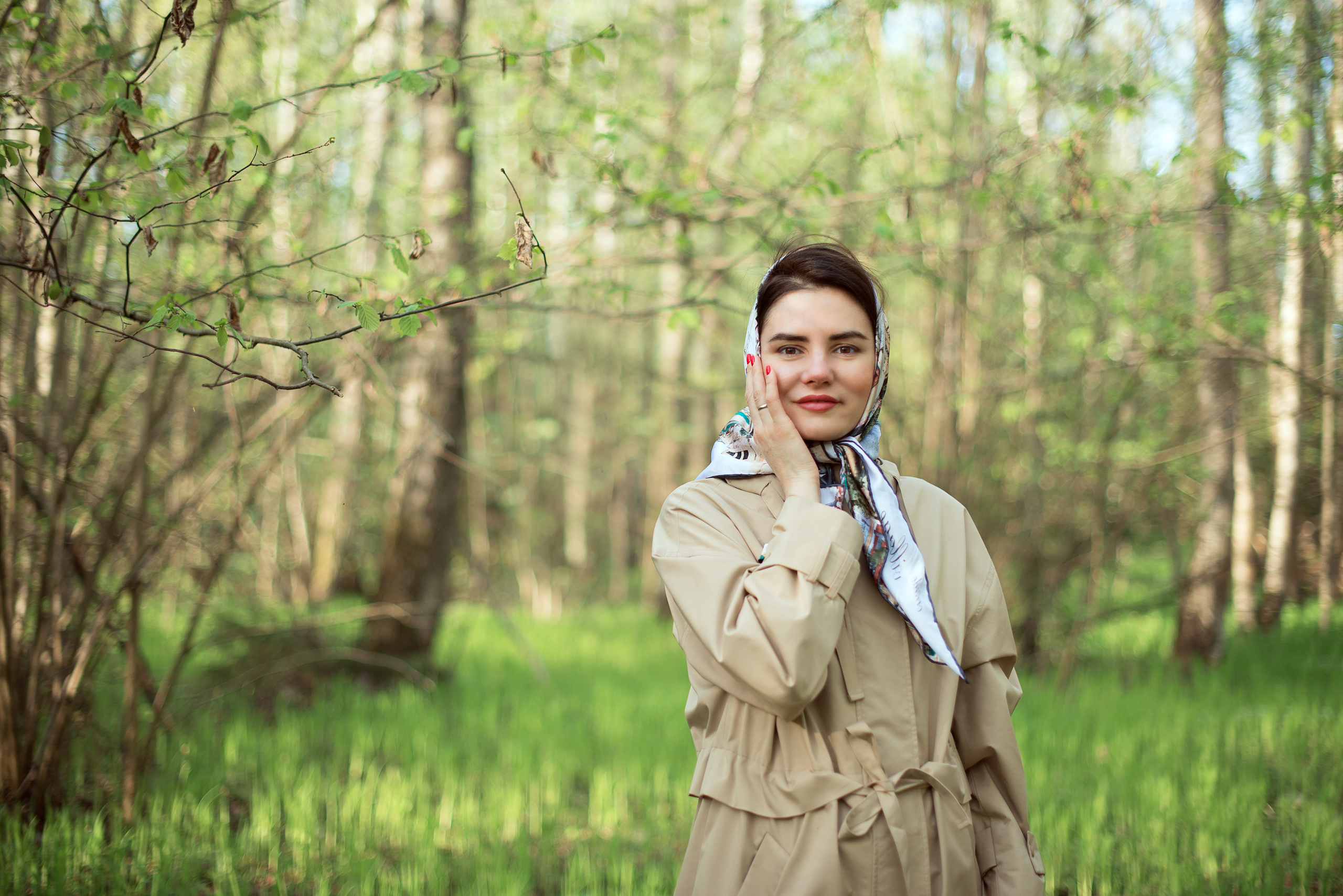 женский портрет художественный портрет ранней весной с яблоками 