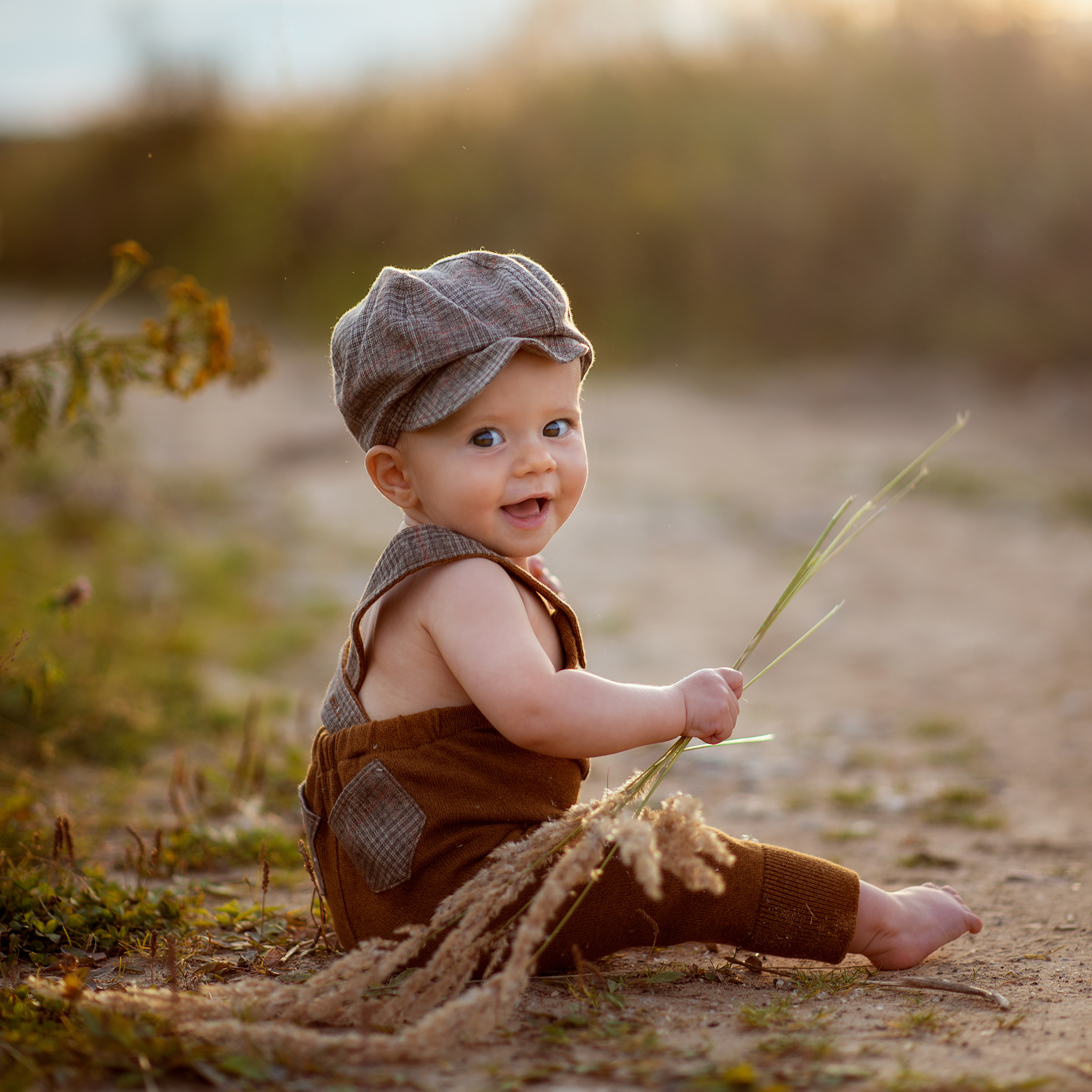 портрет ребенка в поле малыш в кепке