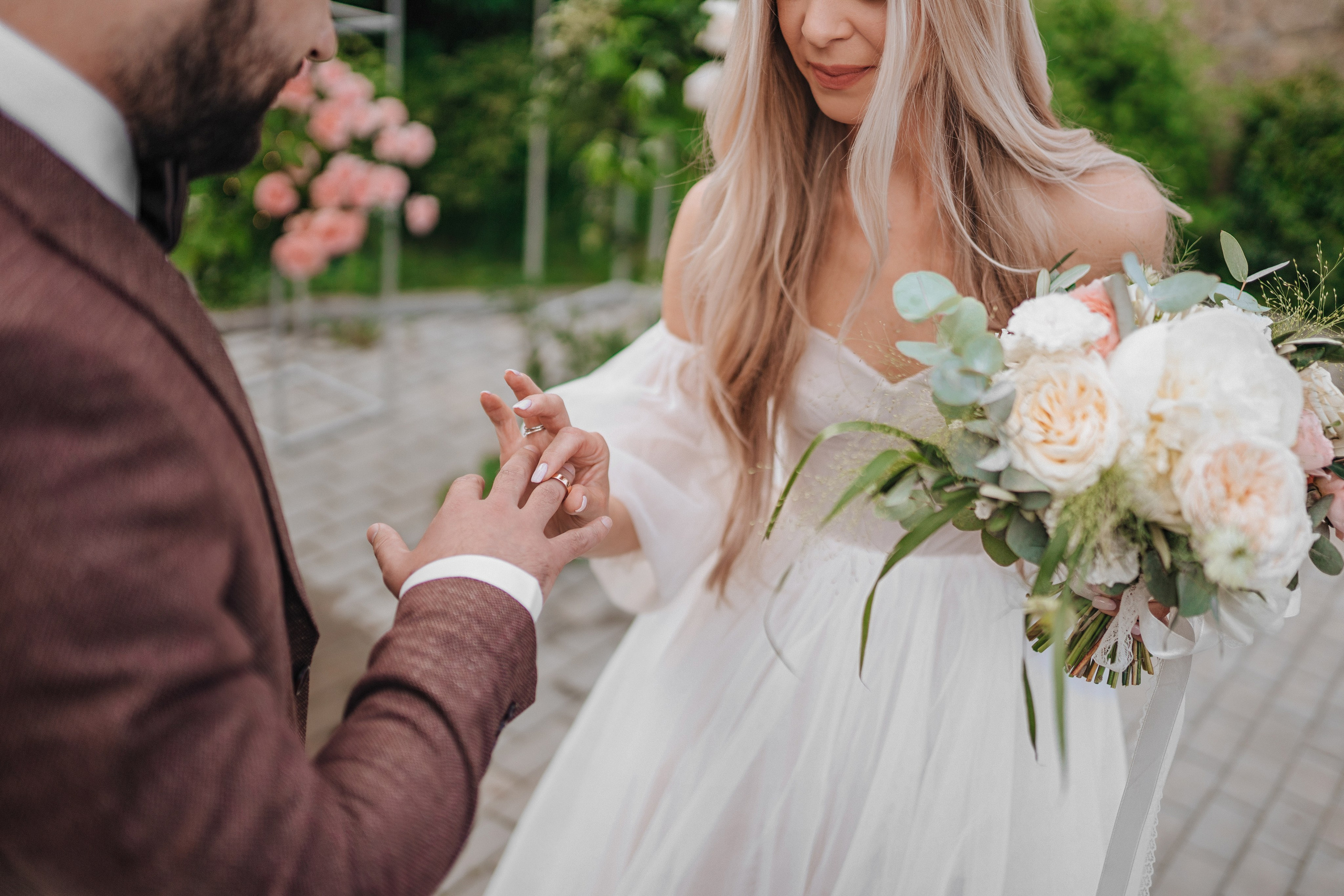 Обручение, невеста надевает кольцо жениху