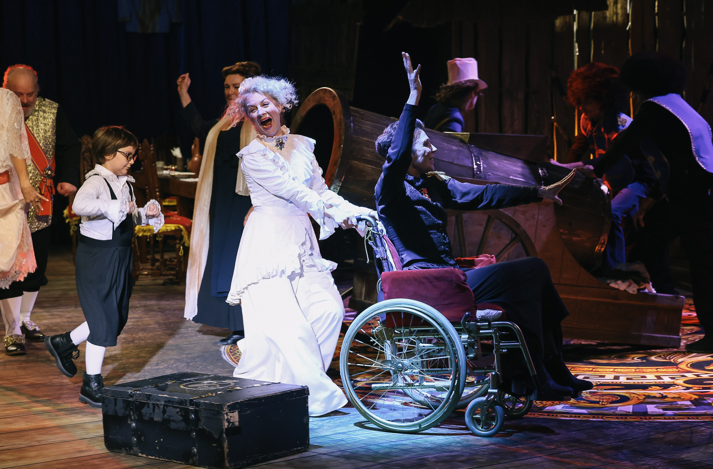 Весёлая женщина. Театр Эрмитаж. Репортажный, архитектурный, театральный и файн-арт фотограф Лена Мельникова в Москве