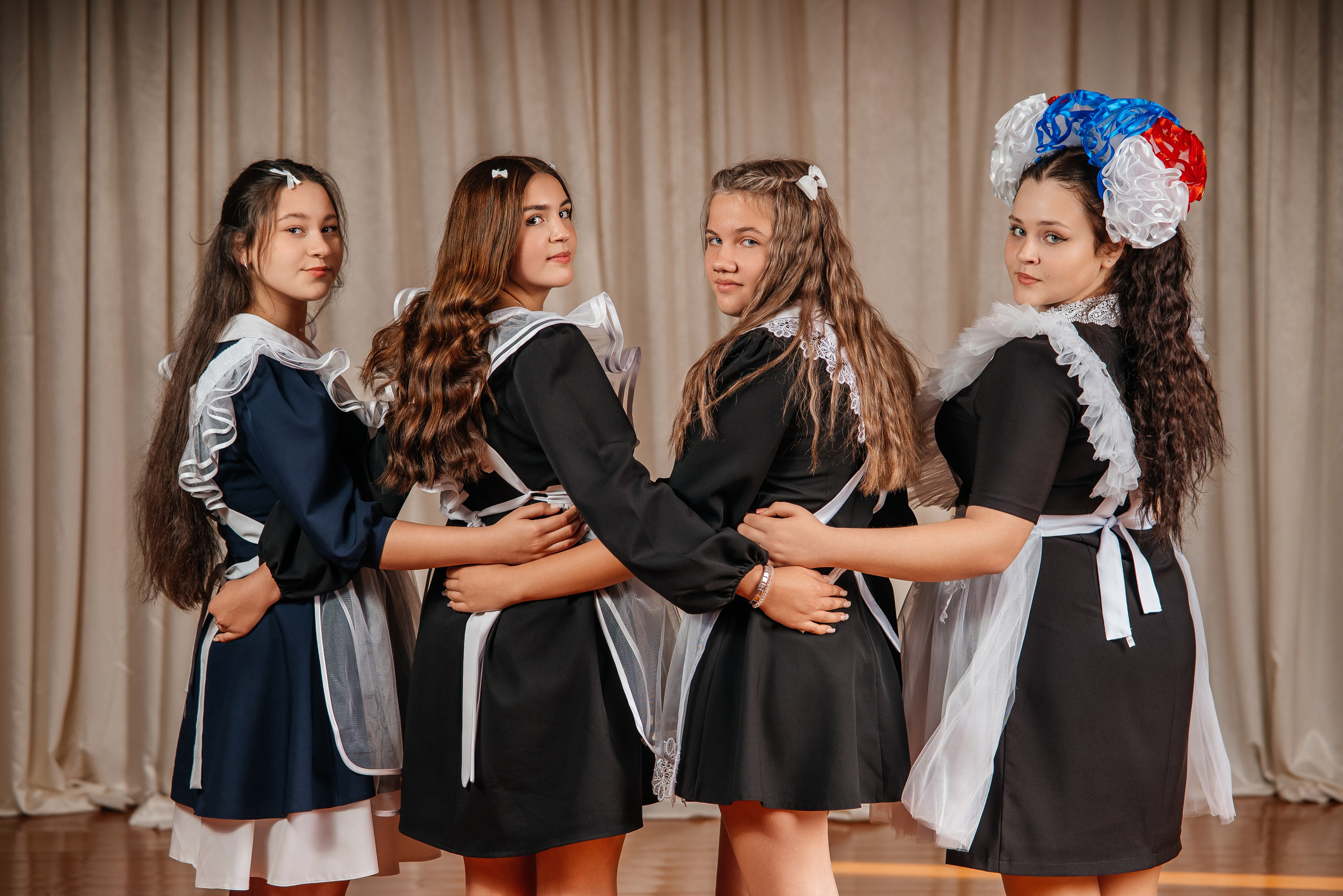 Классическая классика. Школьный фотограф в Валуйках. Фотосессии для выпускников и изготовление выпускных альбомов в городе Валуйки и в Белгородской области