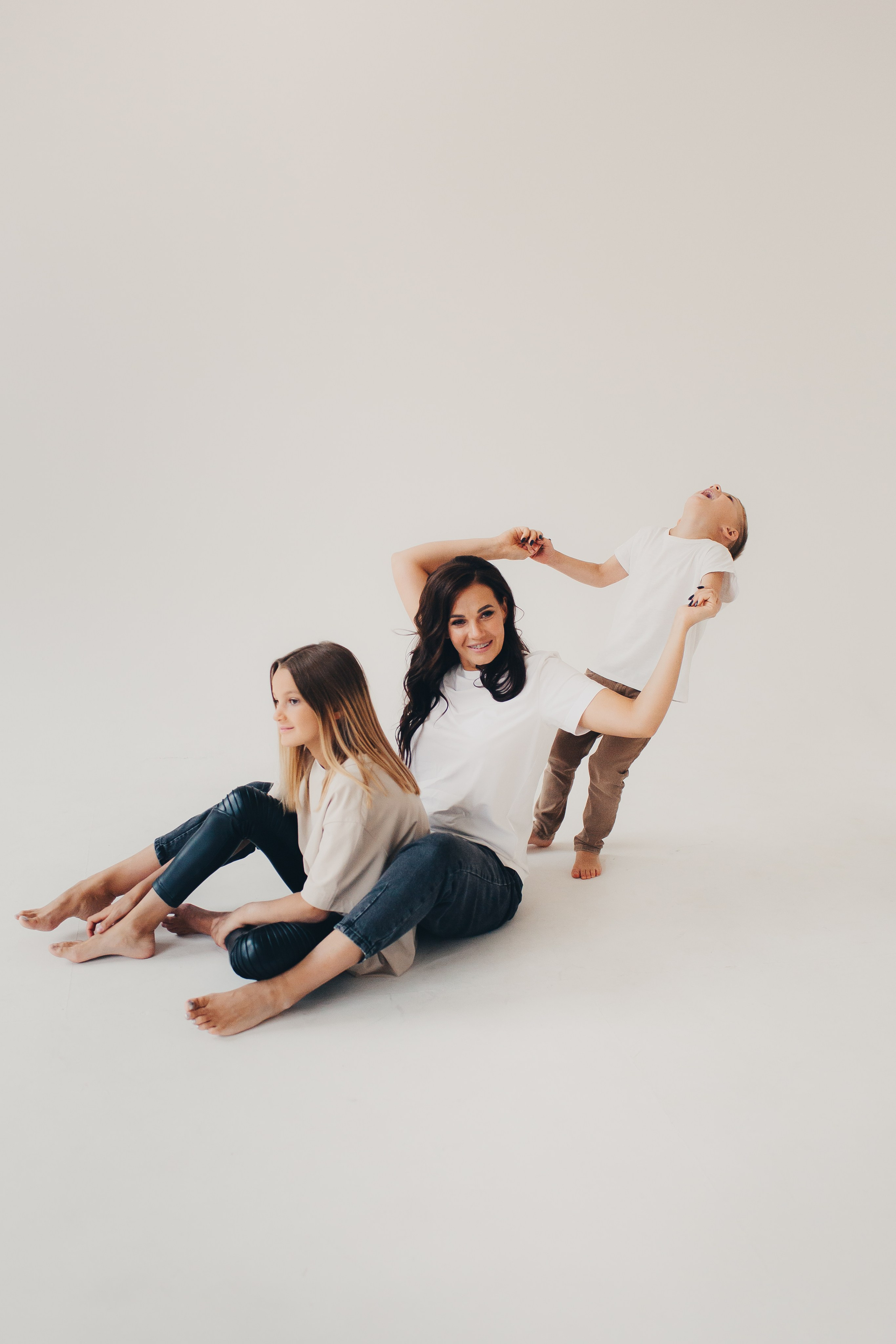 Семейная съёмка на белом фоне. Фотограф Евгения Мальцева, Архангельск