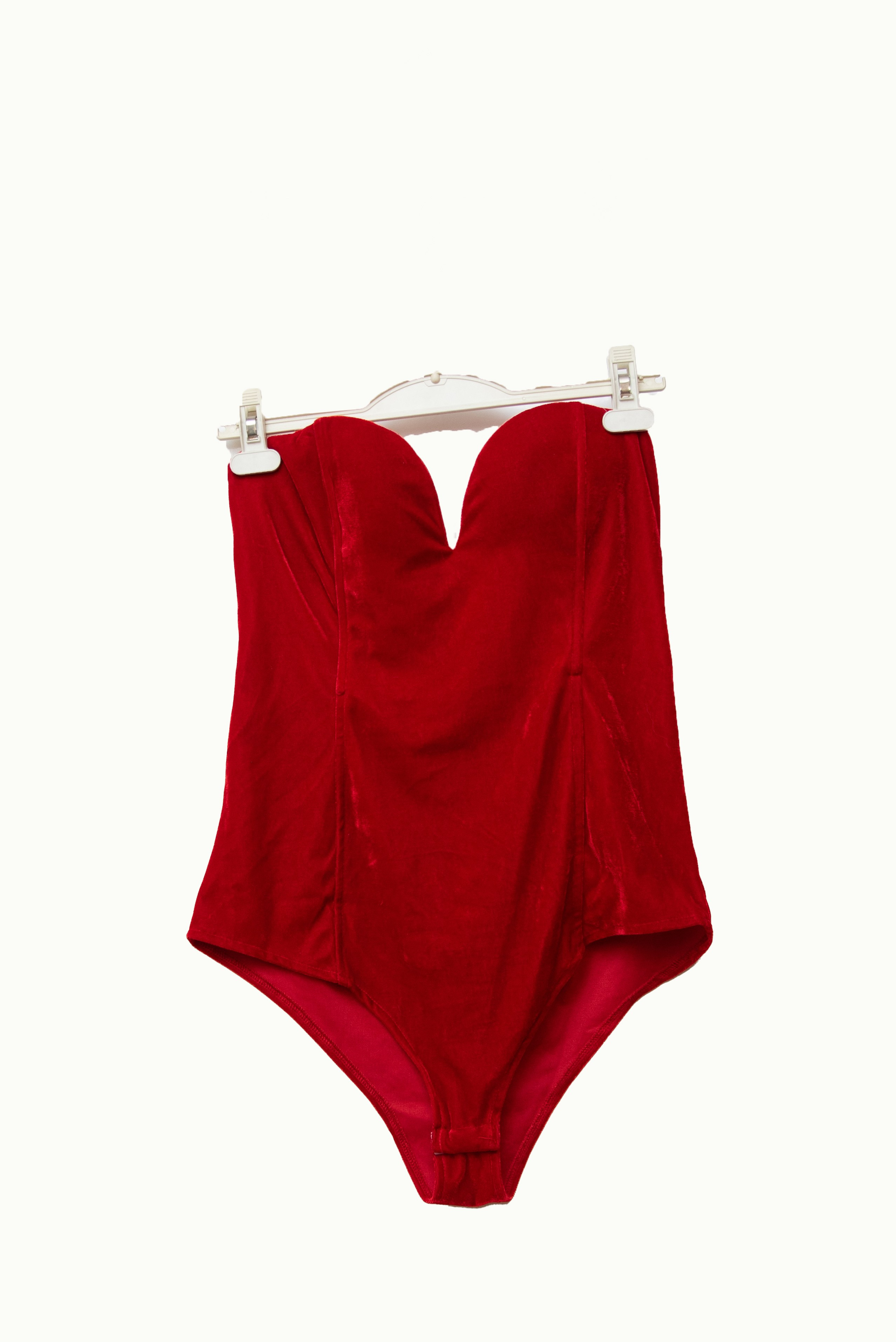 Фотосессия беременных в Иркутске Боди красное бархатное на шнуровке