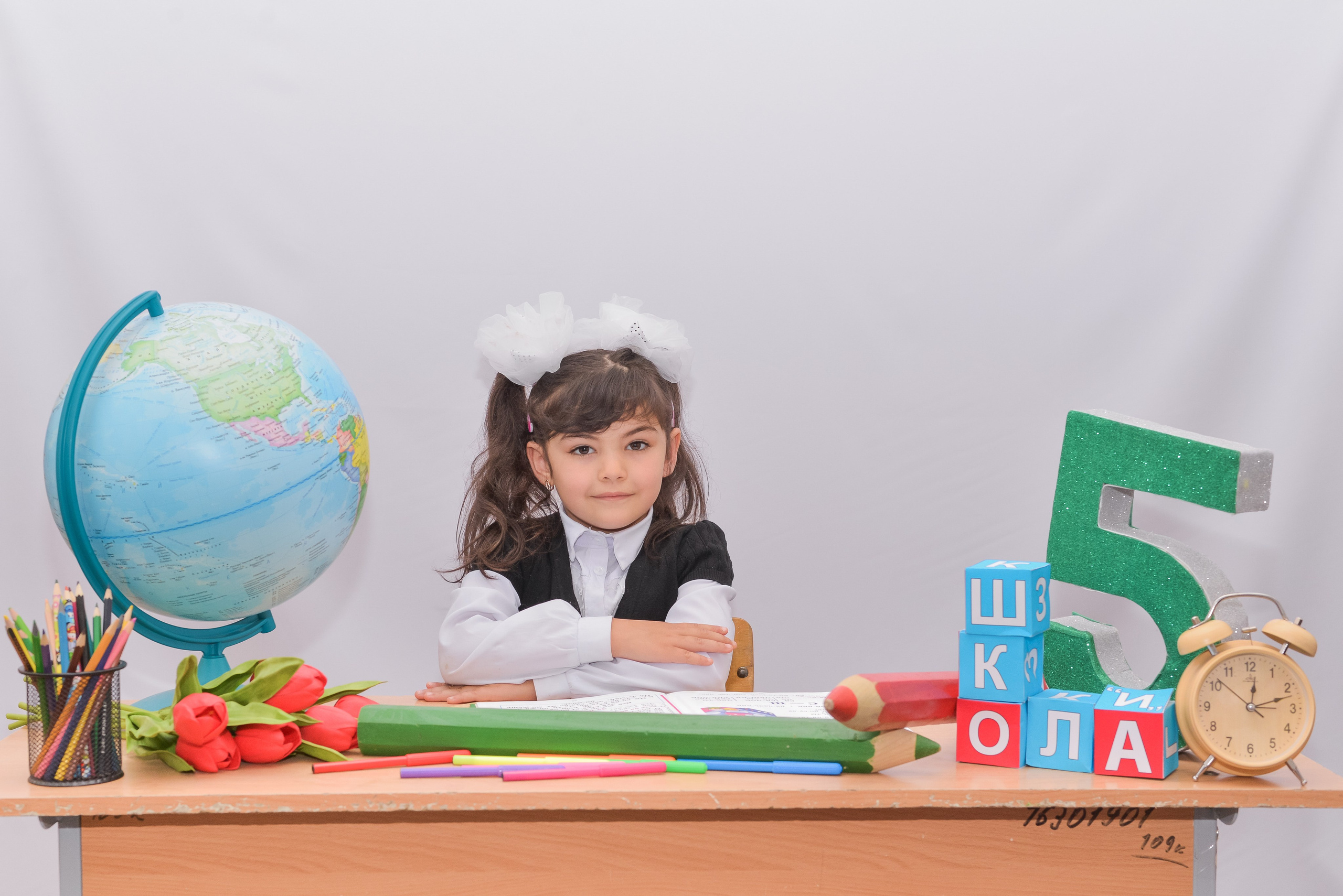 Первоклашки на белом фоне. Детский и школьный фотограф в Костанае Рабига Сейткенова