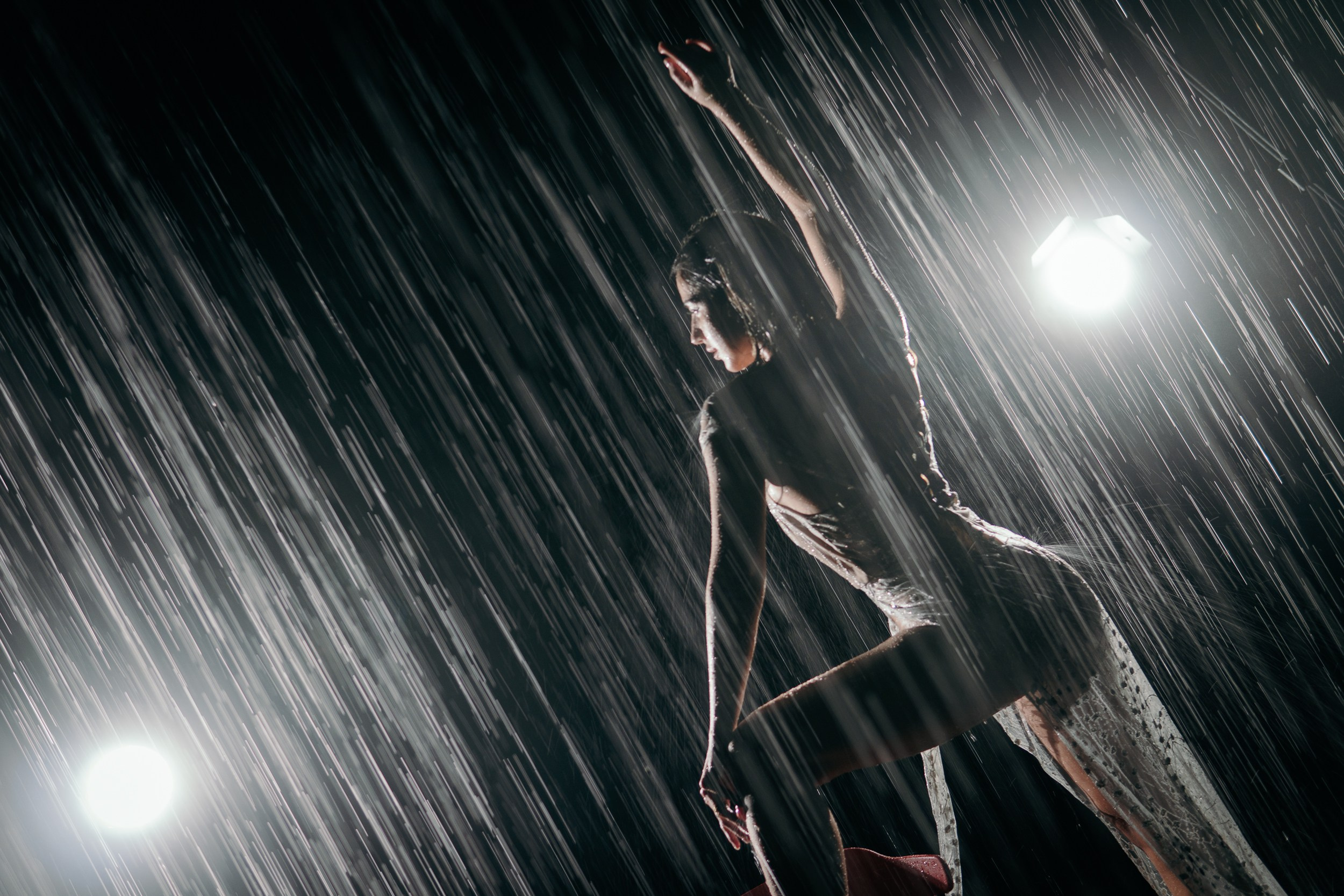 красивая мокрая девушка в воде аквазал moon мун аквастудия дождь капли дождя платье водная съемка фотосессия