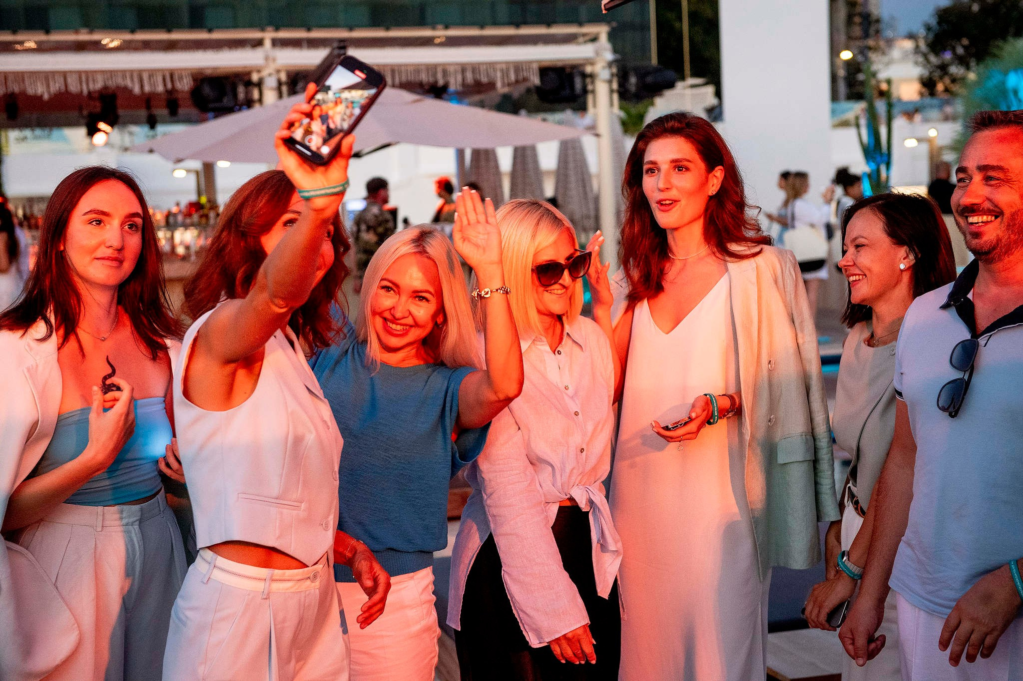 Брокеры делают селфи на вечеринке для брокеров краснодарского девелопера Astrum Group в&nbsp;рамках проекта возведения гостиничного комплекса Alean Resort Montvert в&nbsp;Сочи. Съемка для компании Astrum Group в 2024 году. 