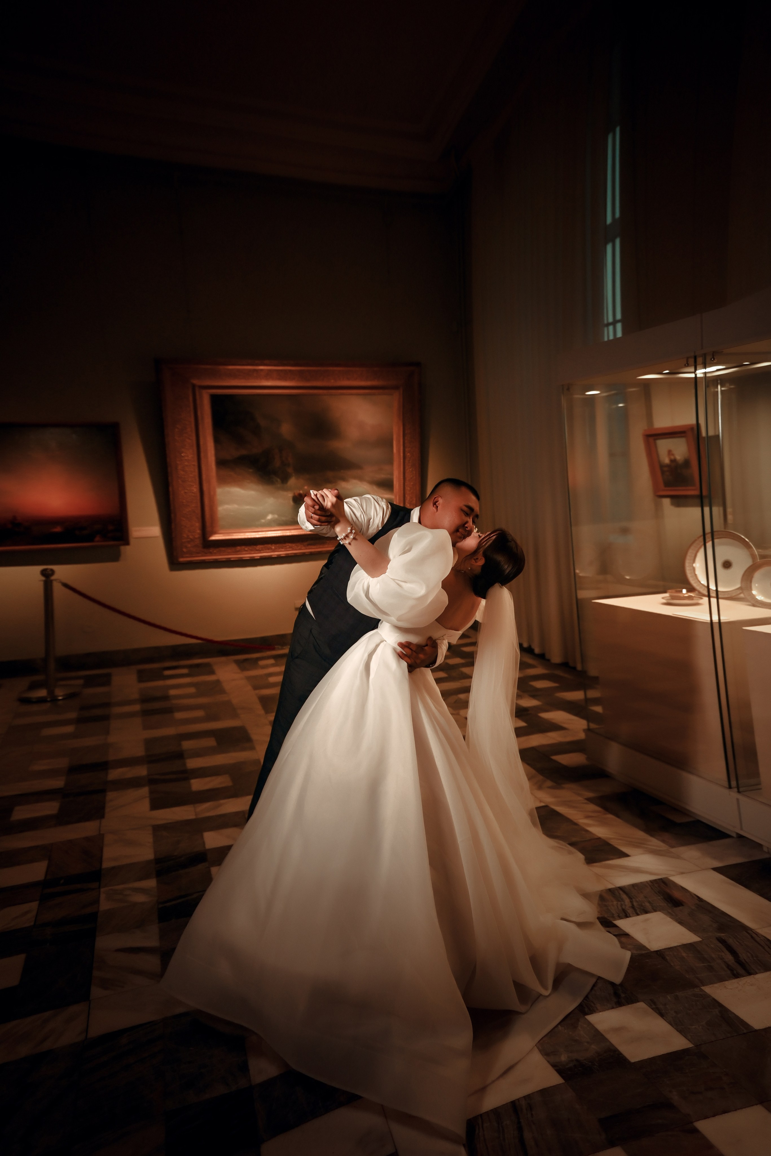 Небольшая свадебная серия в музее и прогулкой под дождем Эльмиры и Ризата. Свадебный, семейный, детский, контент фотограф в Омске Максим Ильин