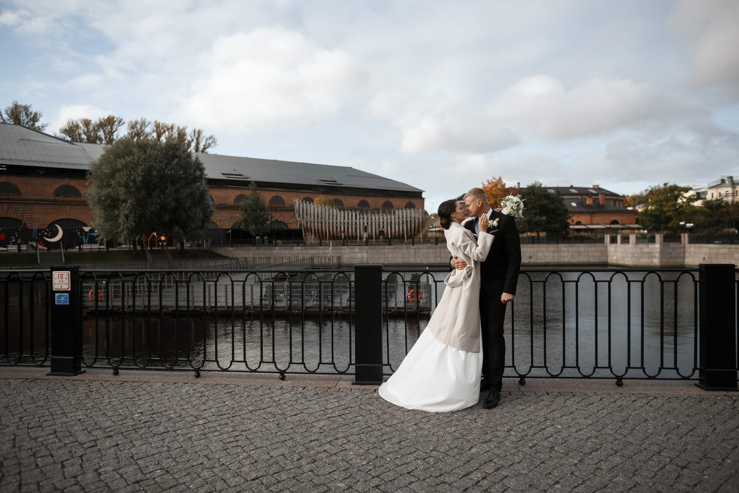 Симпатичная пара. Свадебный фотограф Игорь Брундасов 8PHOTO на свадьбу венчание загс СПб