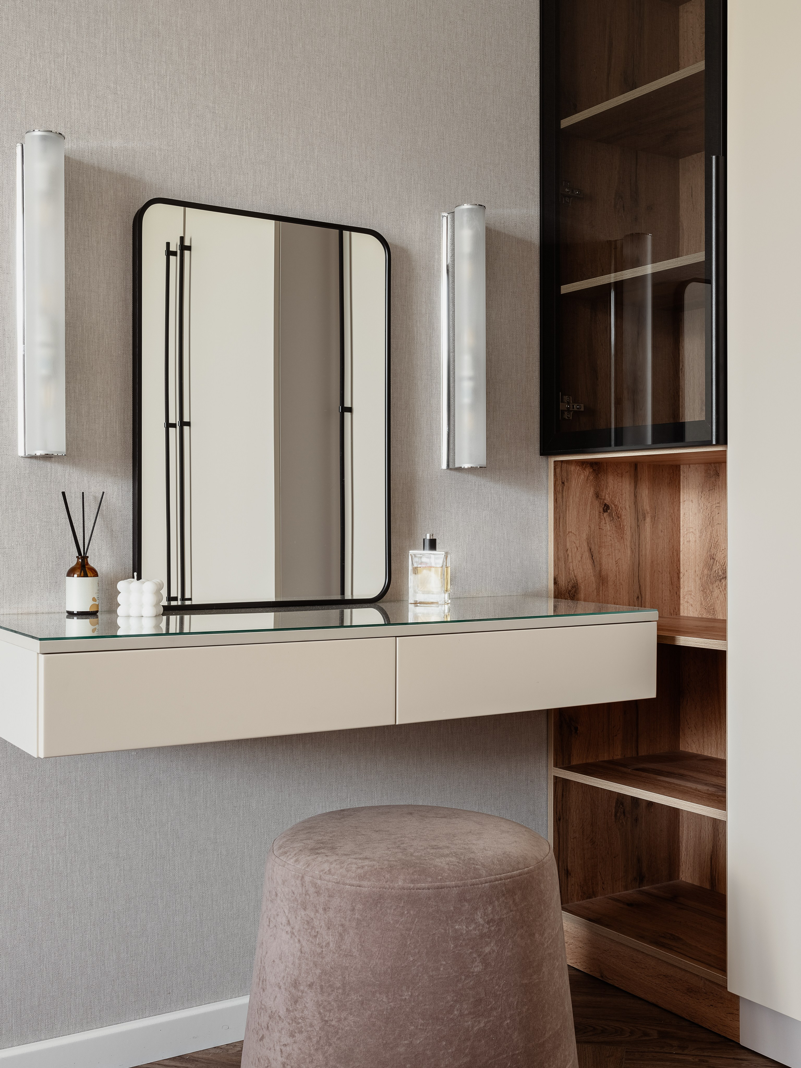 Современный интерьер спальни с туалетным столиком и большим зеркалом, мягким пуфом, светильниками в минималистичном стиле и отделкой под дерево, гармоничный дизайн, дизайнер Алина Чередниченко, фотограф Сергей Денисенко