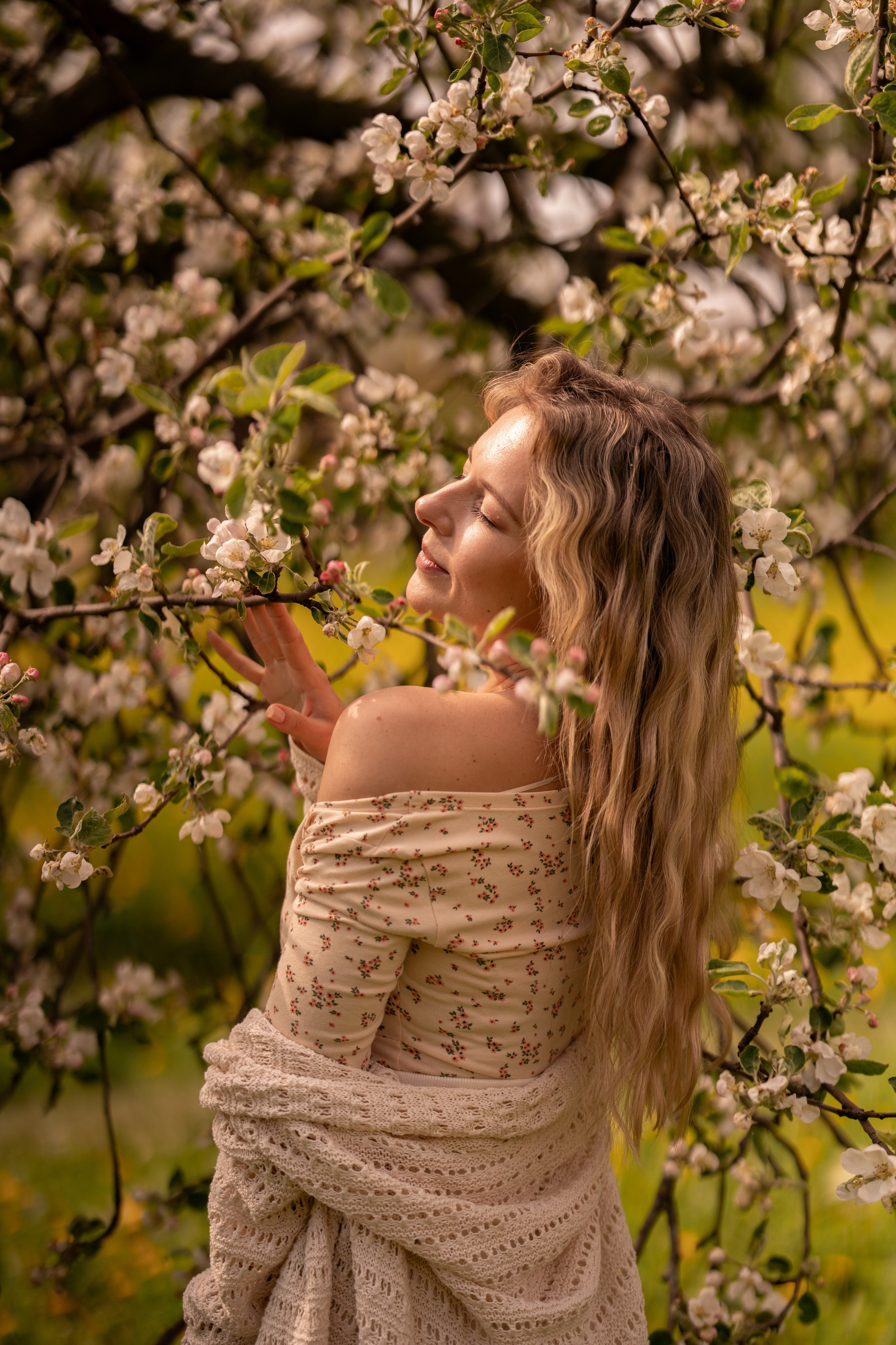 Весенняя сказка Марии в цветущем саду. Семейный и портретный фотограф в Санкт-Петербурге Татьяна Гримоть