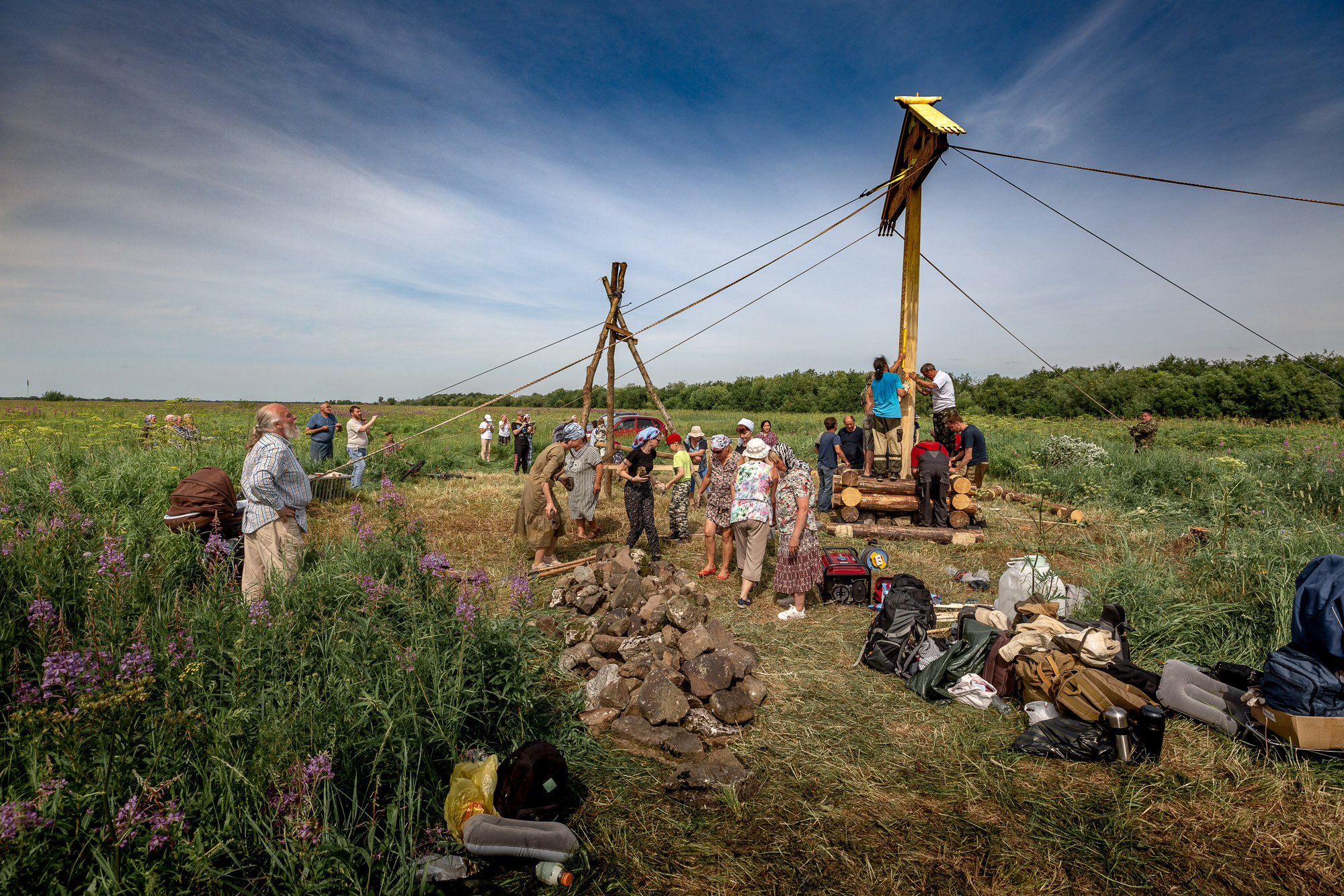 Воздвижение поклонного креста. Кегостров. Фотограф — путешественник Светлана Романовская