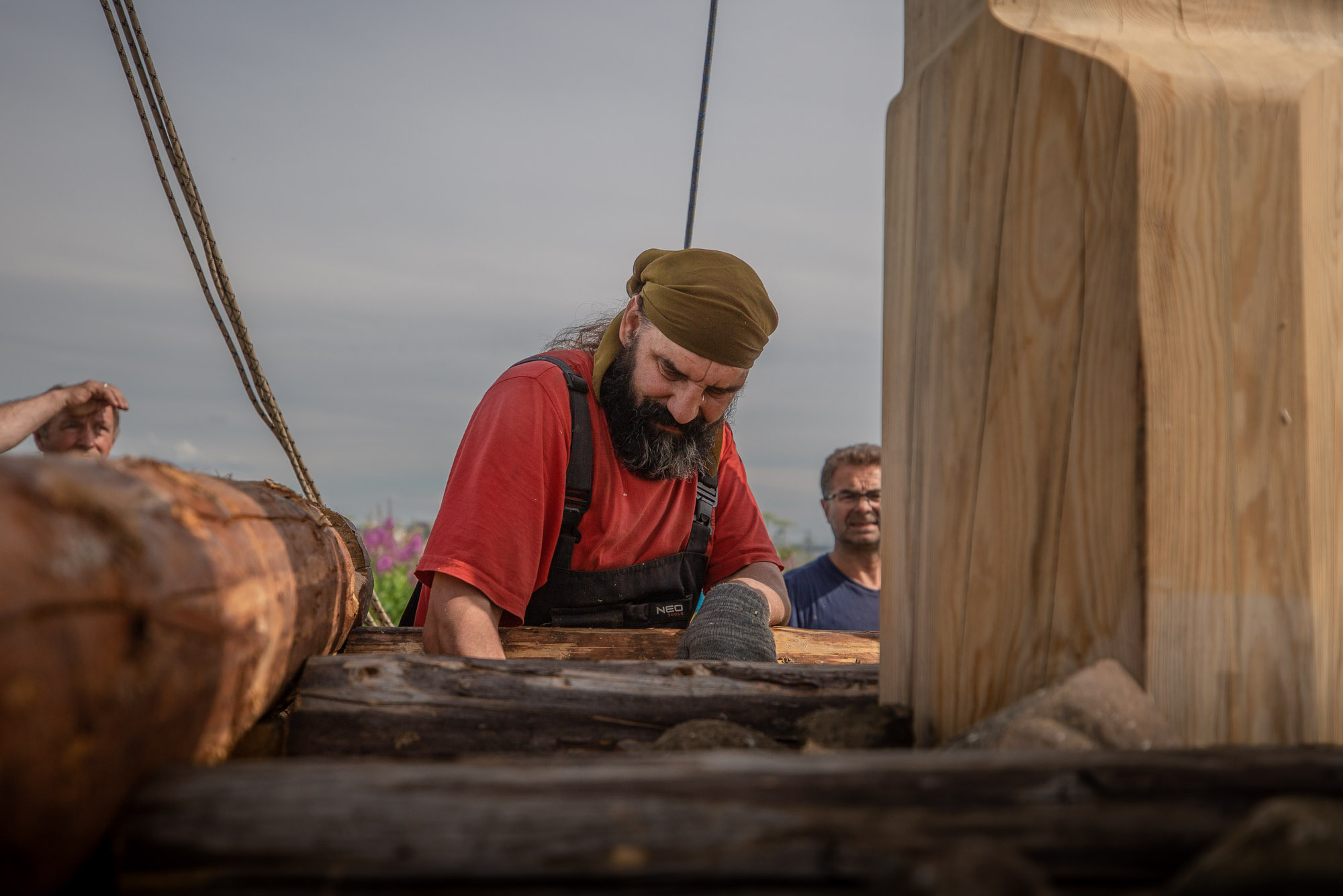 Воздвижение поклонного креста. Кегостров. Фотограф — путешественник Светлана Романовская