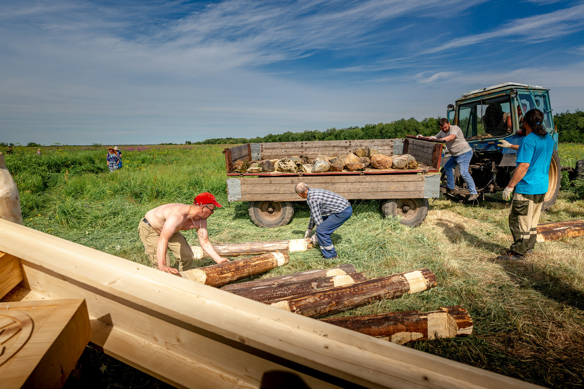 Воздвижение поклонного креста. Кегостров. Фотограф — путешественник Светлана Романовская