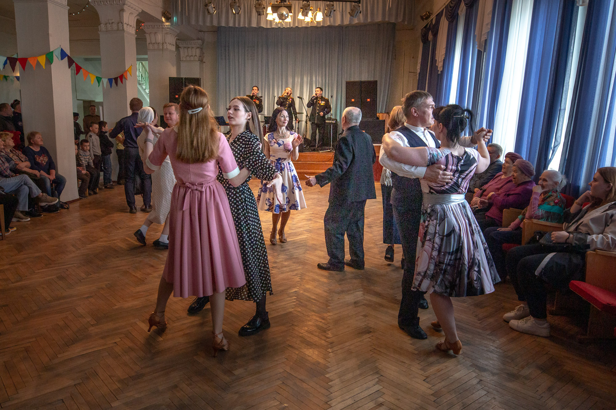 Ретро-танцы 8 мая 2022 г. ДОФ. Фотограф — путешественник Светлана Романовская