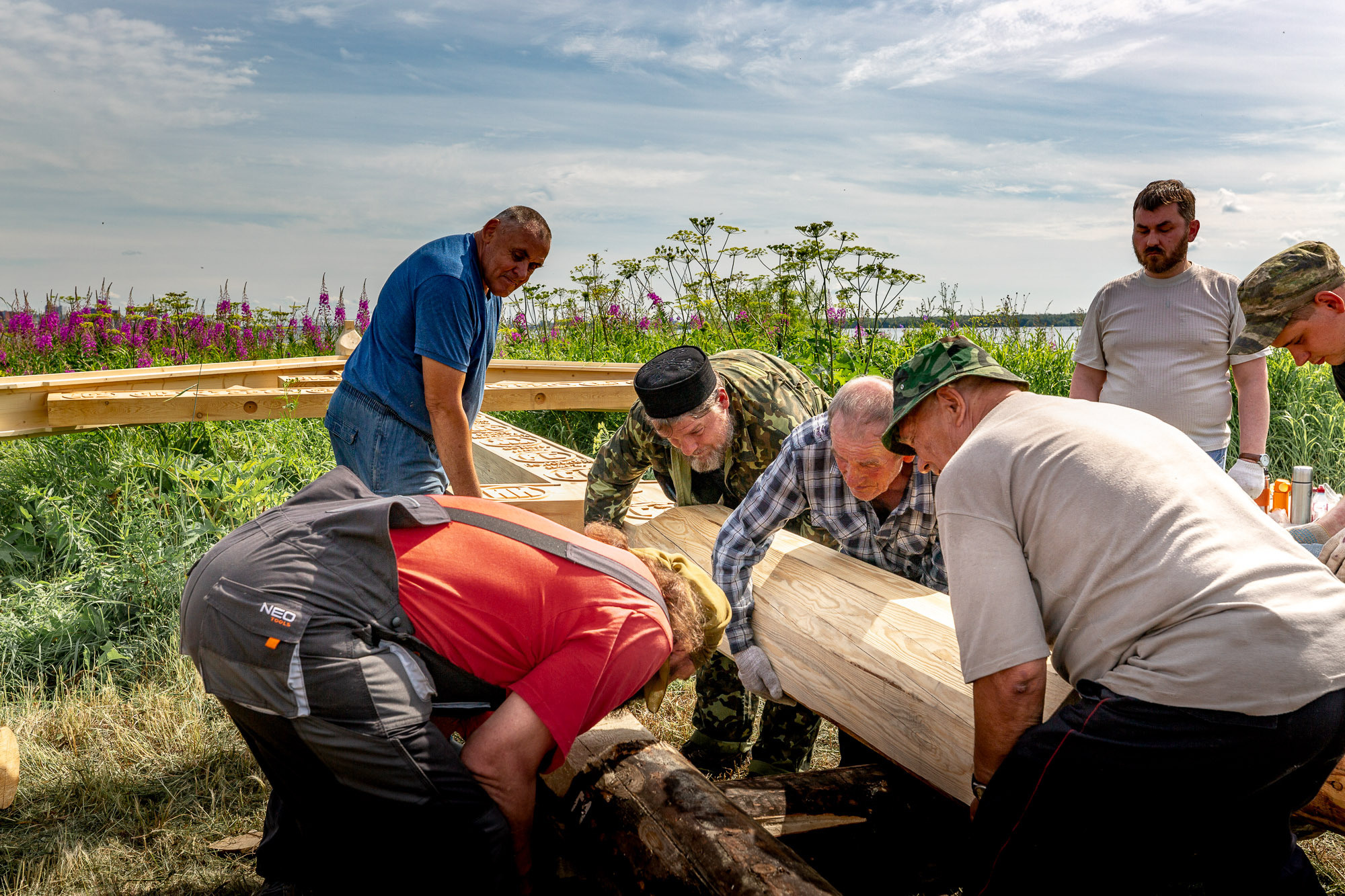 Воздвижение поклонного креста. Кегостров. Фотограф — путешественник Светлана Романовская