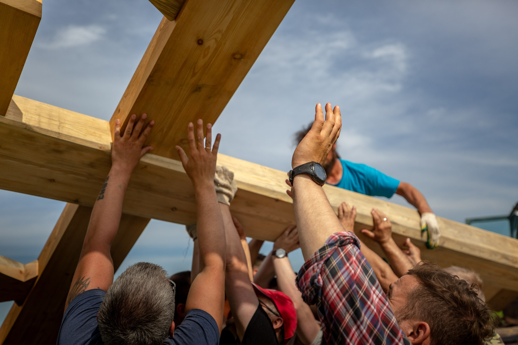 Воздвижение поклонного креста. Кегостров. Фотограф — путешественник Светлана Романовская