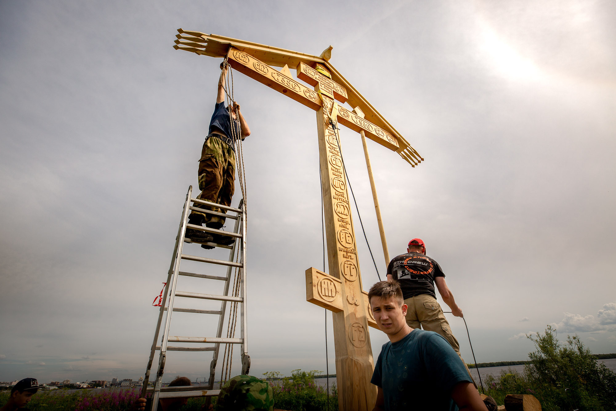 Воздвижение поклонного креста. Кегостров. Фотограф — путешественник Светлана Романовская