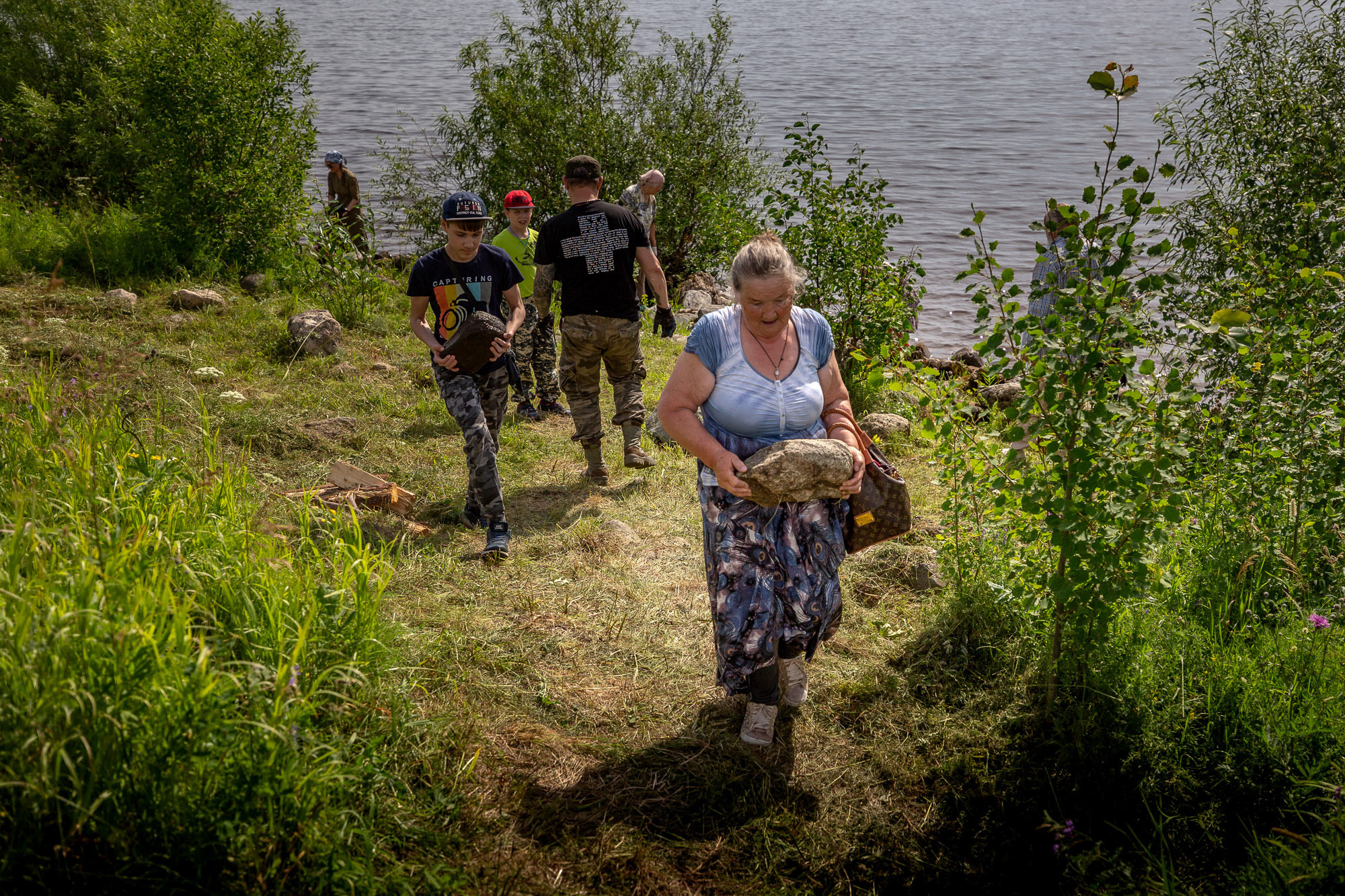 Воздвижение поклонного креста. Кегостров. Фотограф — путешественник Светлана Романовская