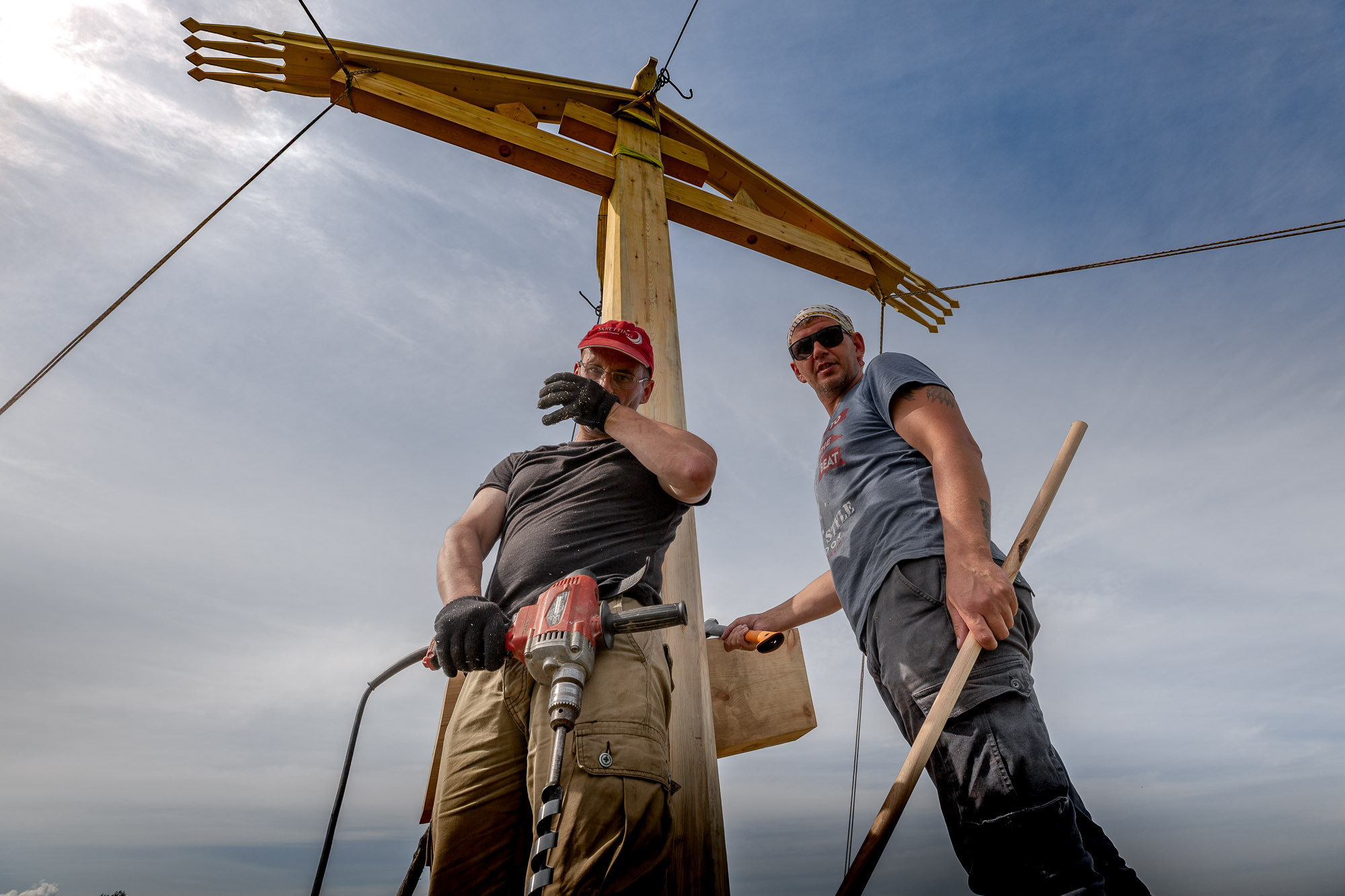 Воздвижение поклонного креста. Кегостров. Фотограф — путешественник Светлана Романовская