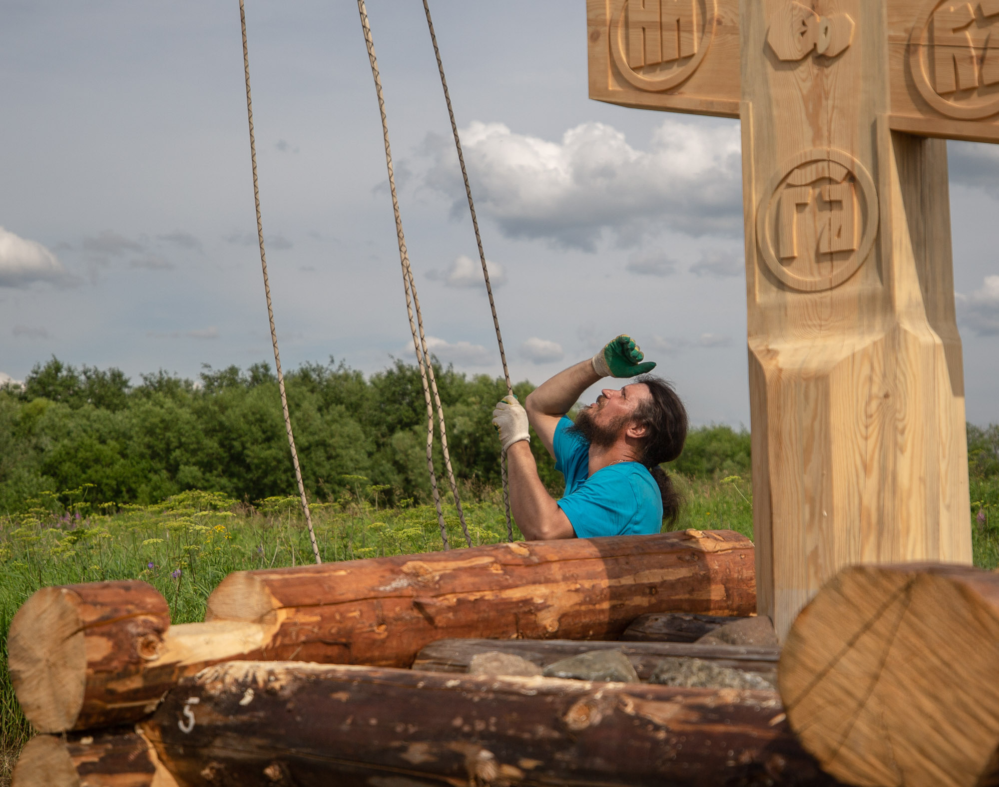 Воздвижение поклонного креста. Кегостров. Фотограф — путешественник Светлана Романовская