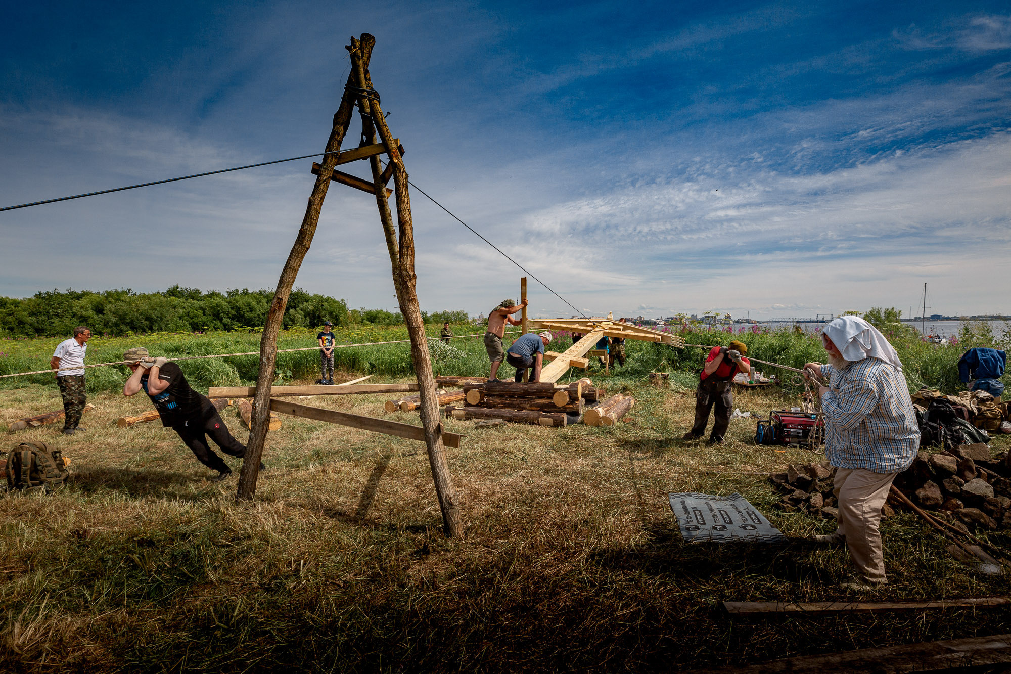 Воздвижение поклонного креста. Кегостров. Фотограф — путешественник Светлана Романовская