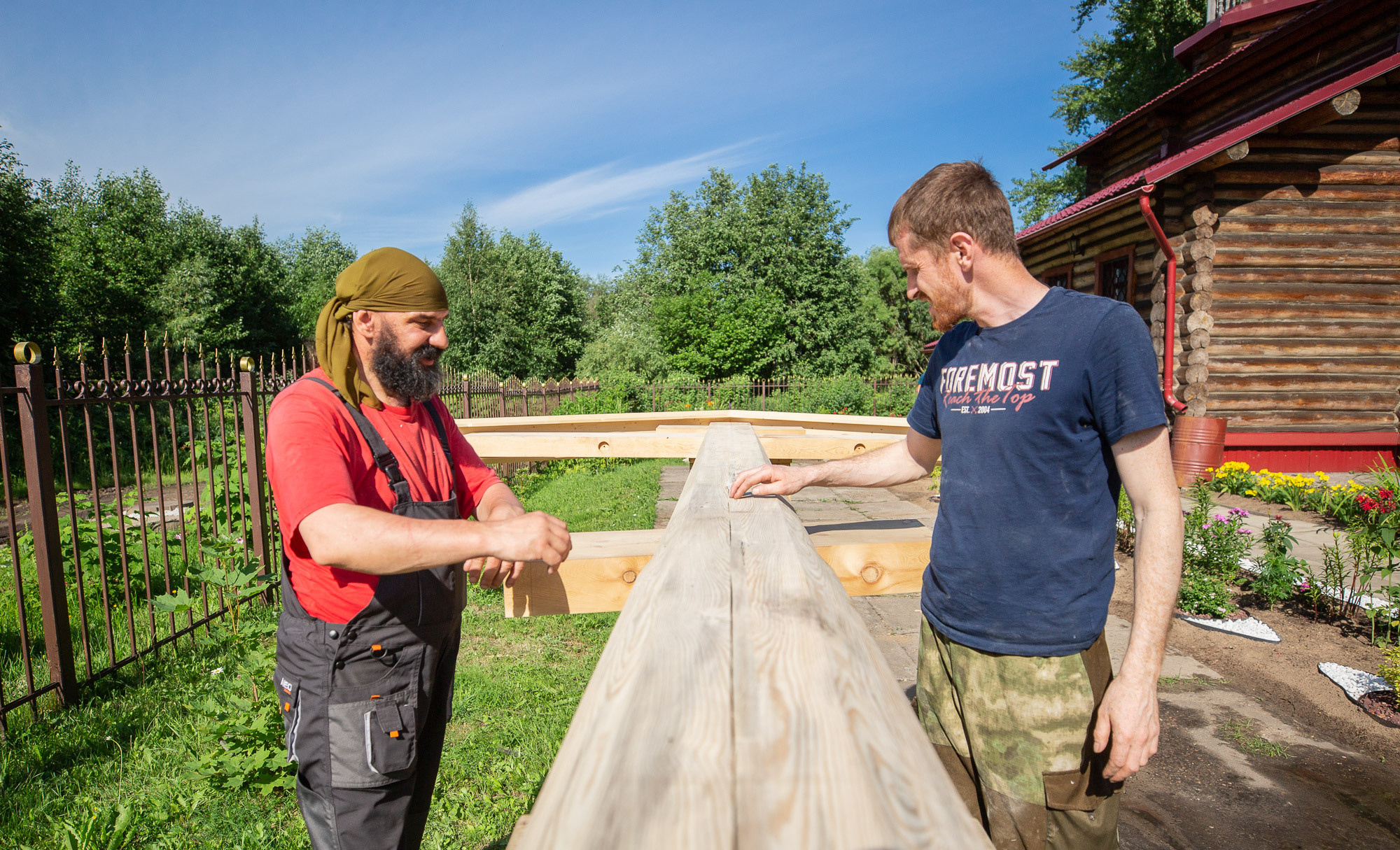 Воздвижение поклонного креста. Кегостров. Фотограф — путешественник Светлана Романовская