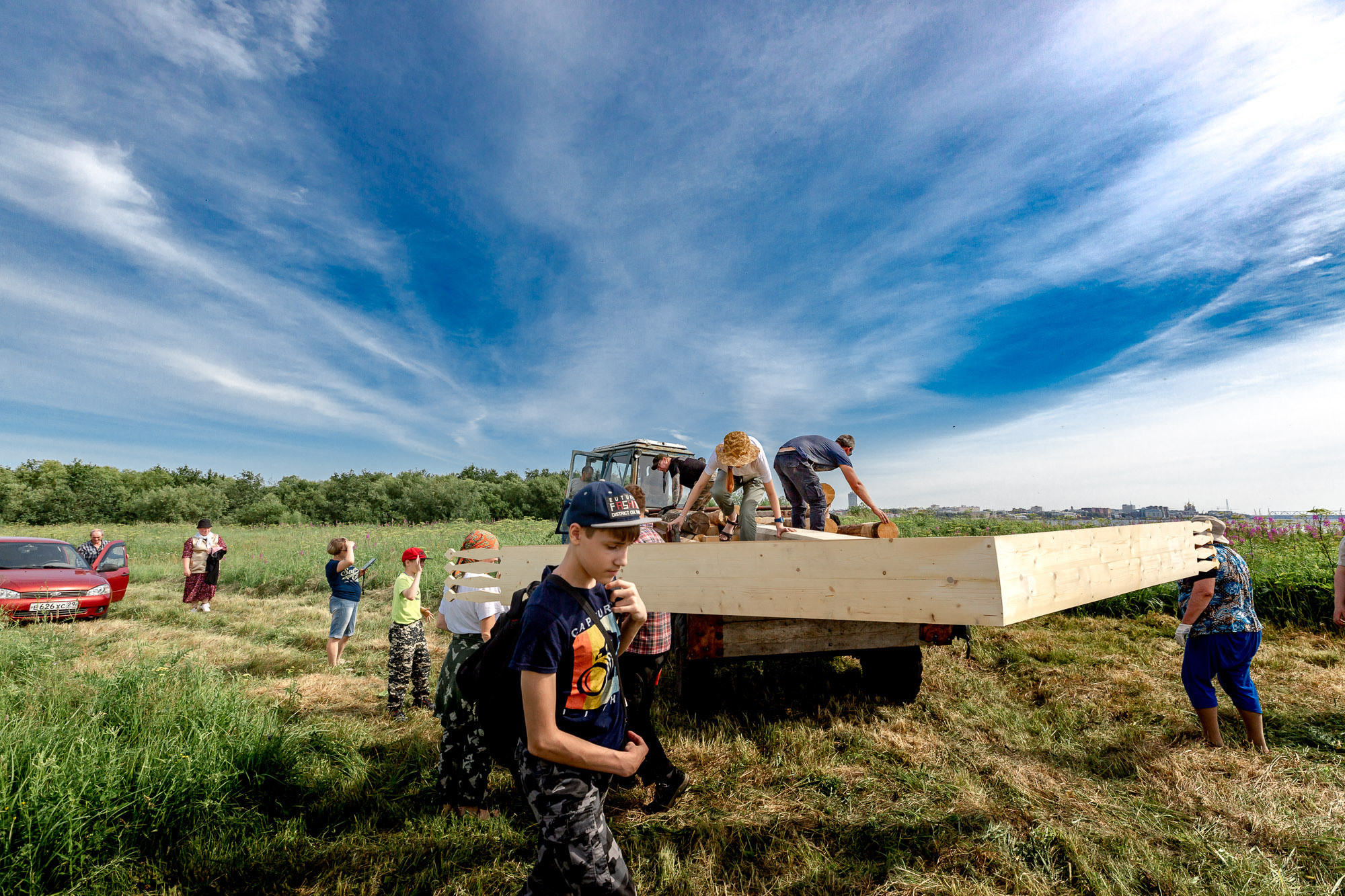 Воздвижение поклонного креста. Кегостров. Фотограф — путешественник Светлана Романовская